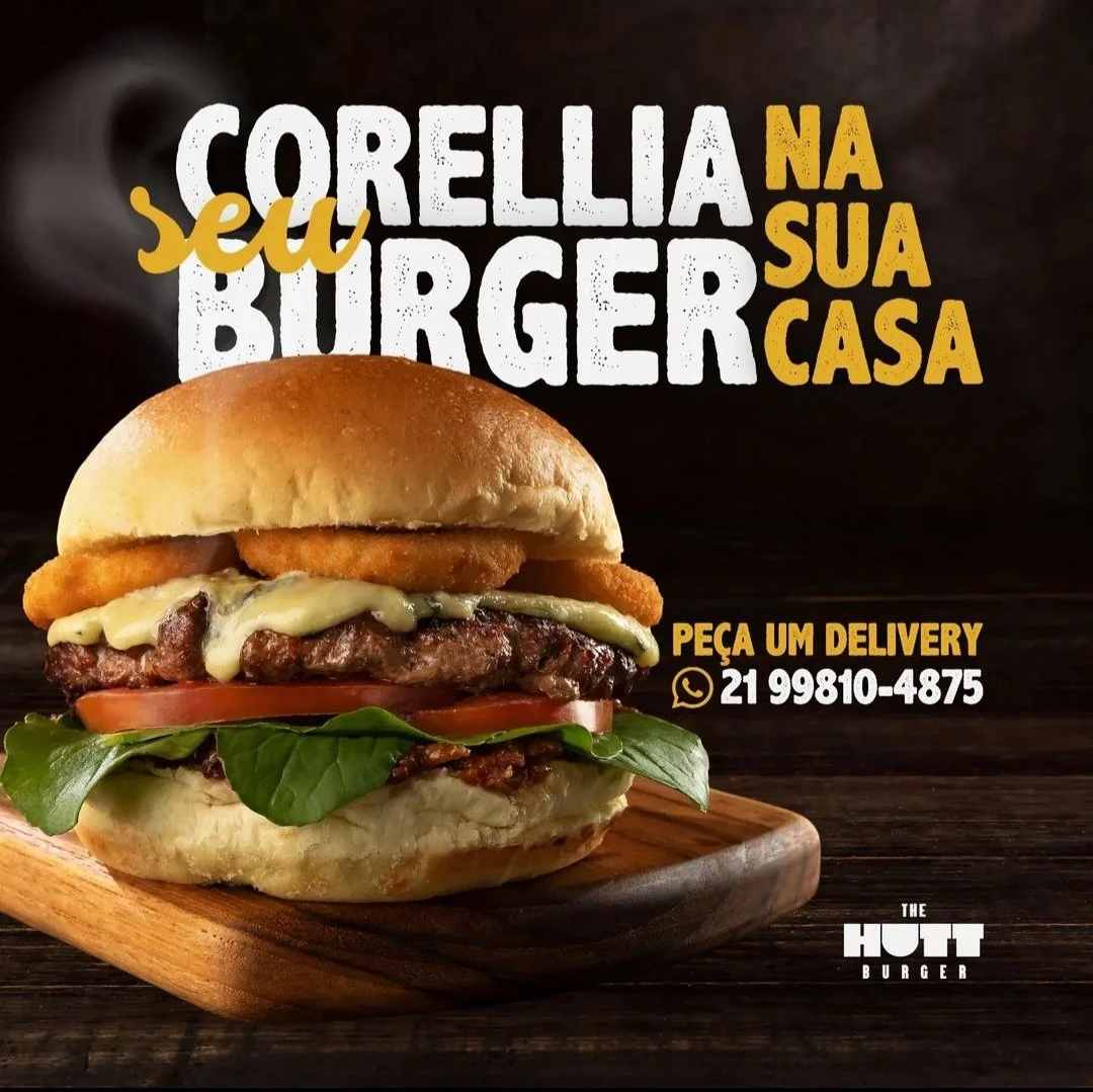 Foto de um hambúrguer com pão, alface, tomate, carne, queijo, onion rings e molho, com texto em português promovendo entrega de hambúrgueres com telefone de contato.