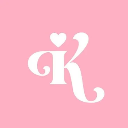 Letra 'K' decorativa com coração acima no fundo rosa