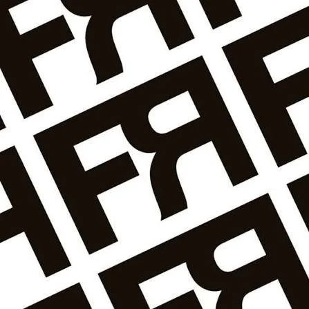 Design de letras pretas sobre fundo branco formando um padrão geométrico