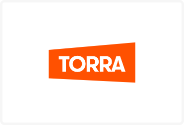 Logo da marca Torra com fundo branco e texto em branco em uma faixa laranja inclinada