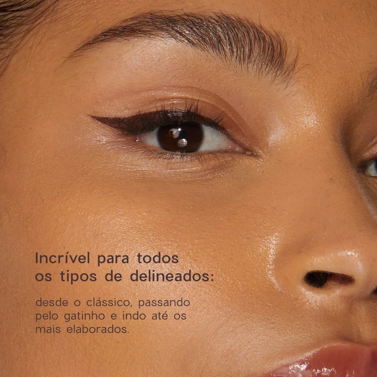 Close-up de um olho com delineado preto elegante, sobrancelhas bem cuidadas e pele com maquiagem natural, promovendo uma aparência sofisticada e bem-feita.