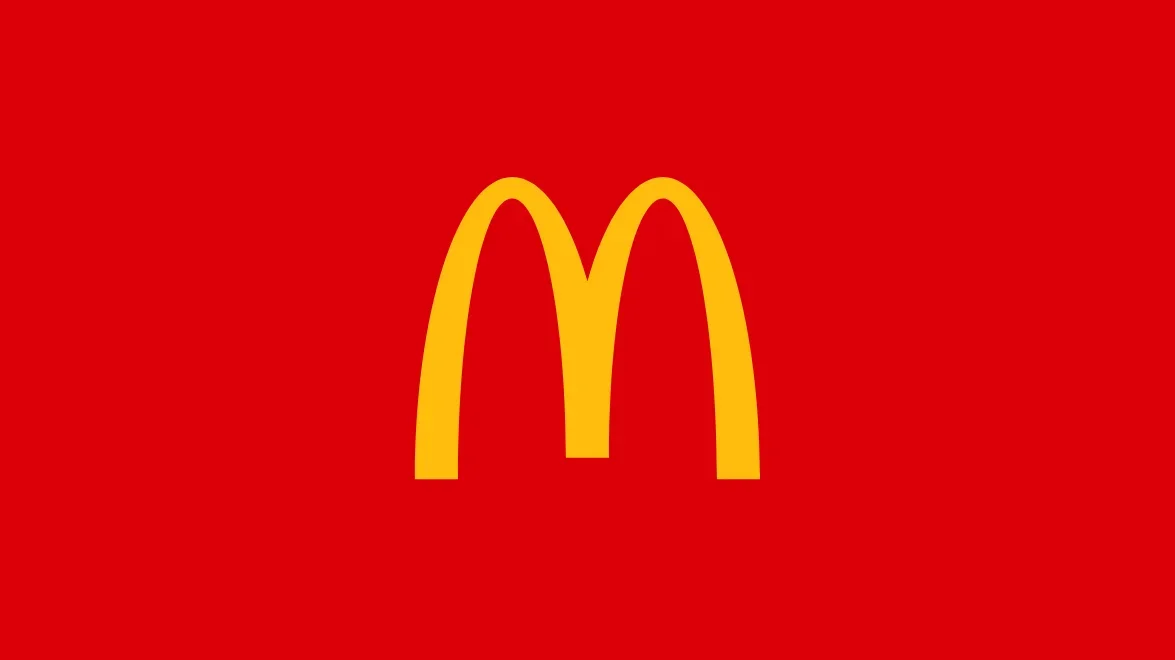 Logo da rede de fast-food McDonald's com fundo vermelho.