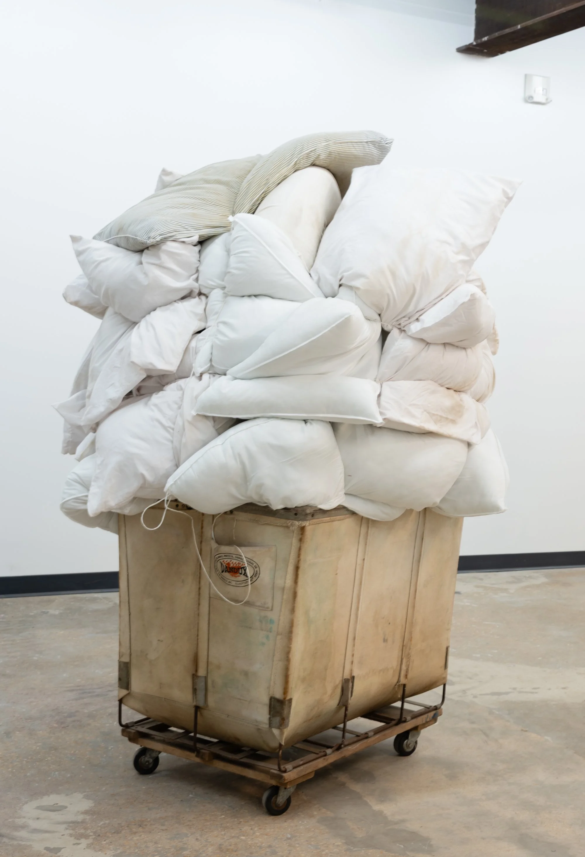 8:Las mil y una noches de la clasificación universal / Technique: Pillows as clouds / Year: 2023