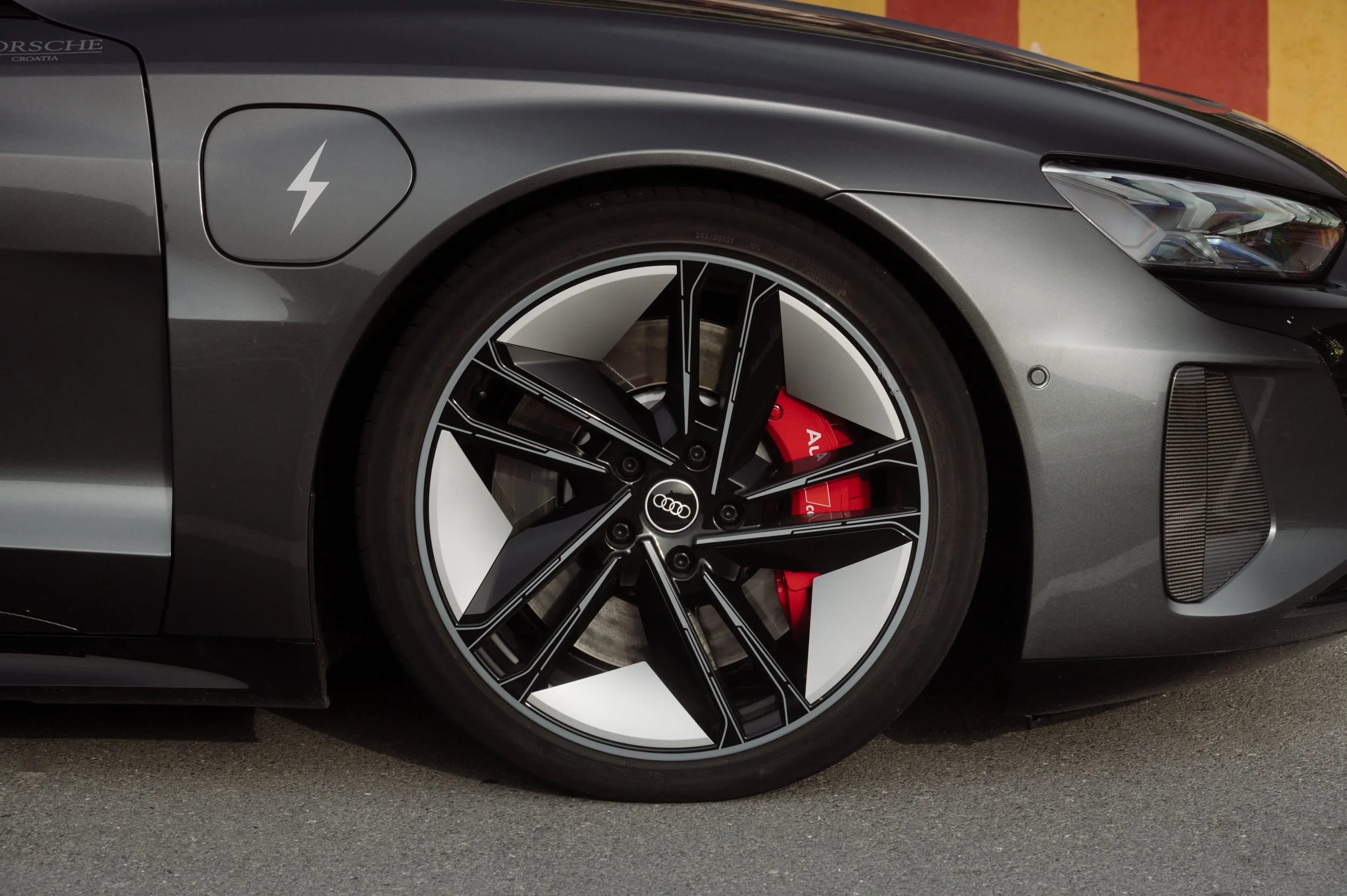 AMS-AUDI_E-TRON_GT_RS-8.jpg