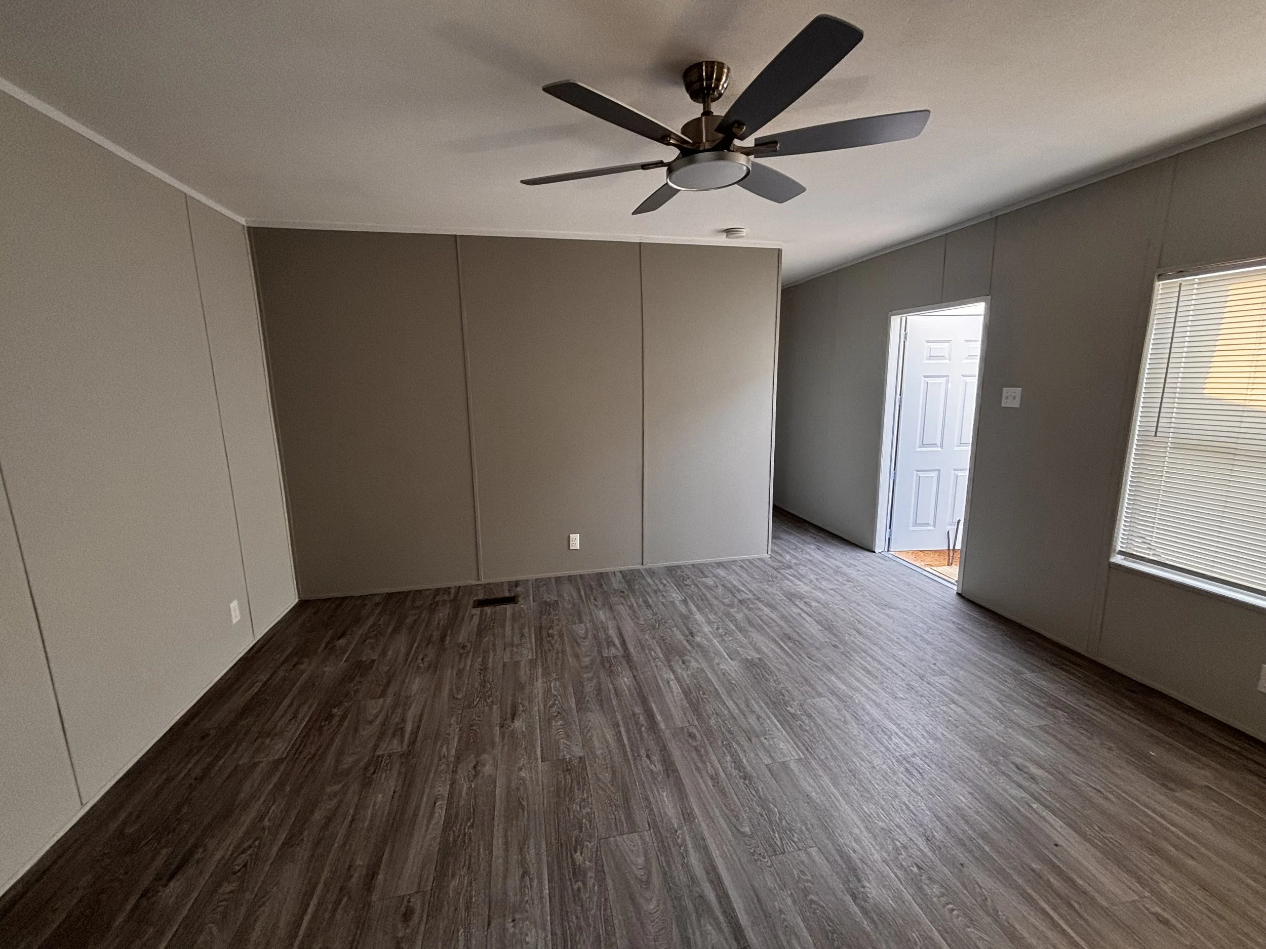 LivinRoom1_297292 .jpeg