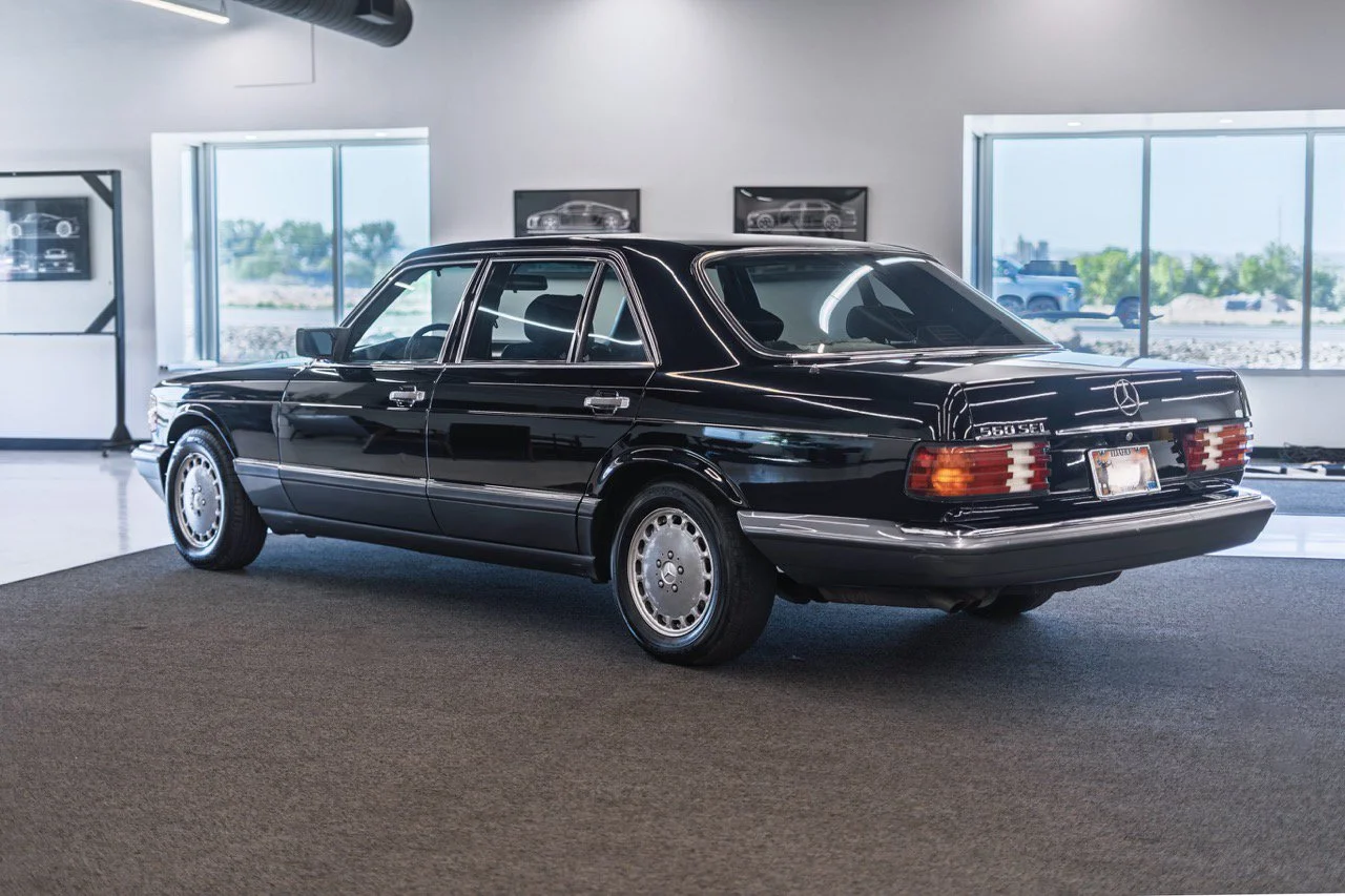 Mercedes_560_SEL_Limited_07.jpeg