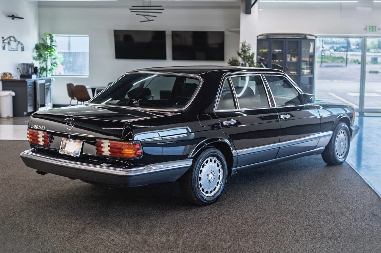Mercedes_560_SEL_Limited_05.jpeg
