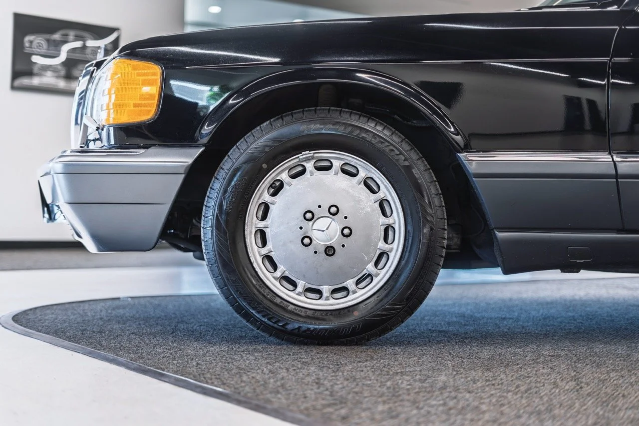 Mercedes_560_SEL_Limited_10.jpeg