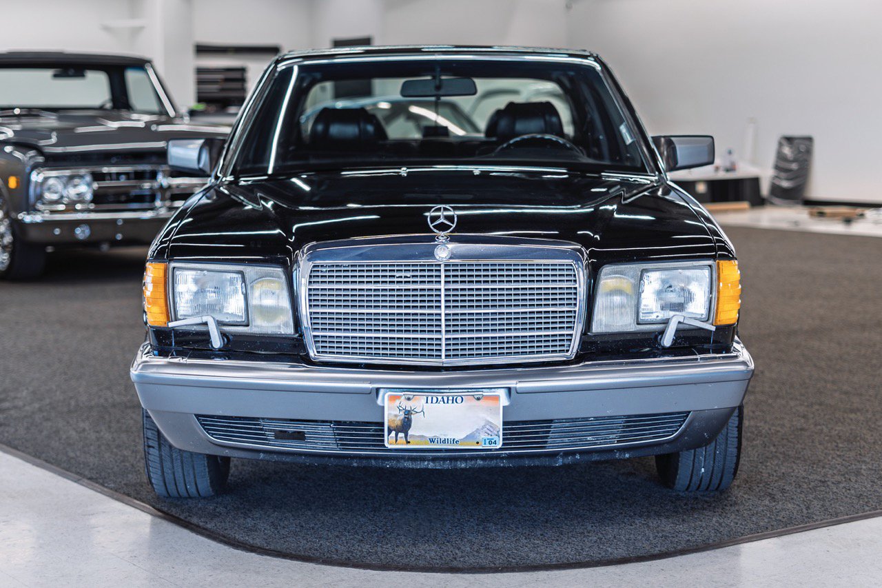 Mercedes_560_SEL_Limited_02.jpeg