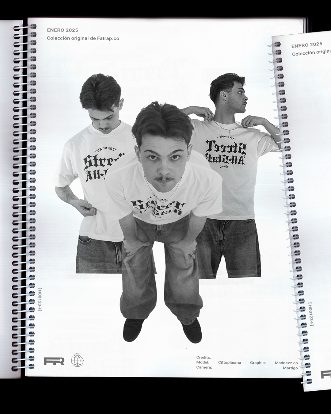 Tres jóvenes posando en una sesión de fotos, uno en el centro mira hacia la cámara, los otros de perfil, todos llevan camisetas blancas con texto en negro y jeans.