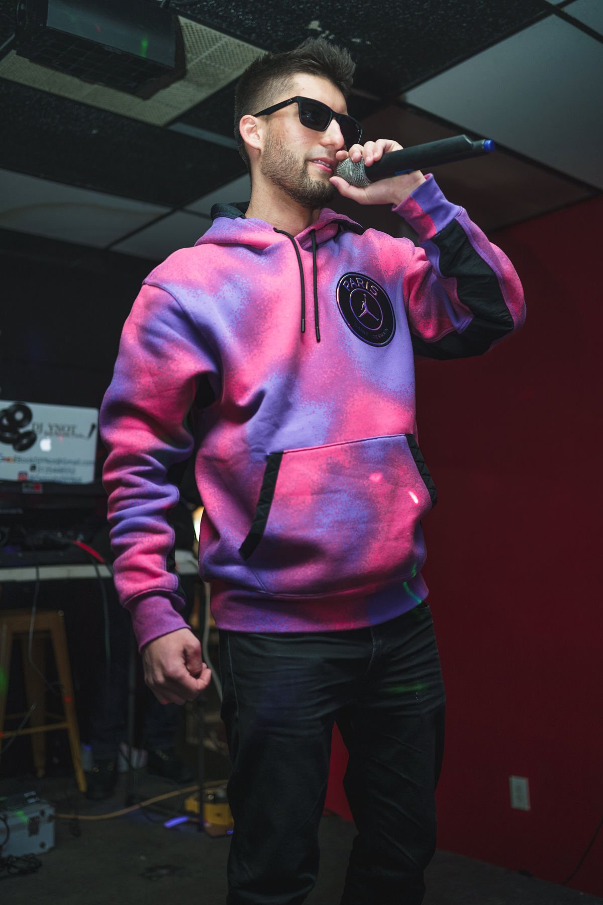 Erik Kadar performing at a Detroit rap showcase