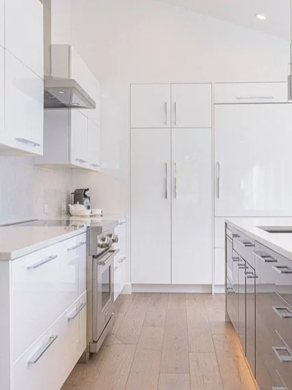 modern high gloss kitchen in miami with quartz counters and gray island