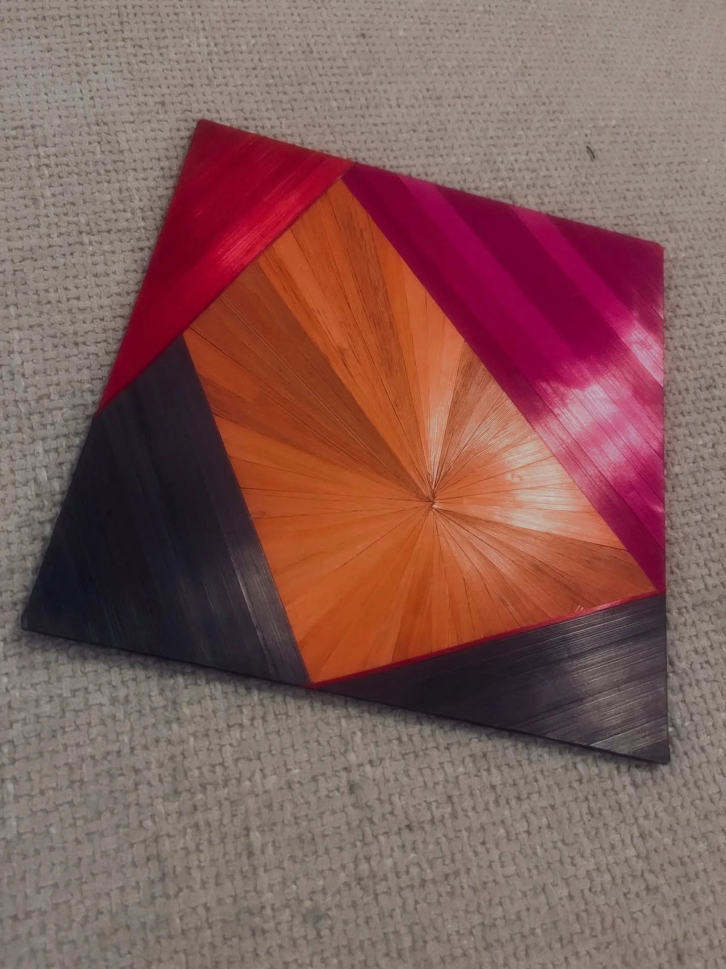 Contemporary marquetry.
Lines, colour contrasts and radial movement.
Each piece is hand-cut and assembled, letting the straw lead the design.

Marqueterie contemporaine.
Jeux de lignes, contrastes de couleurs et mouvement radial.
Chaque pi&egrave;ce 