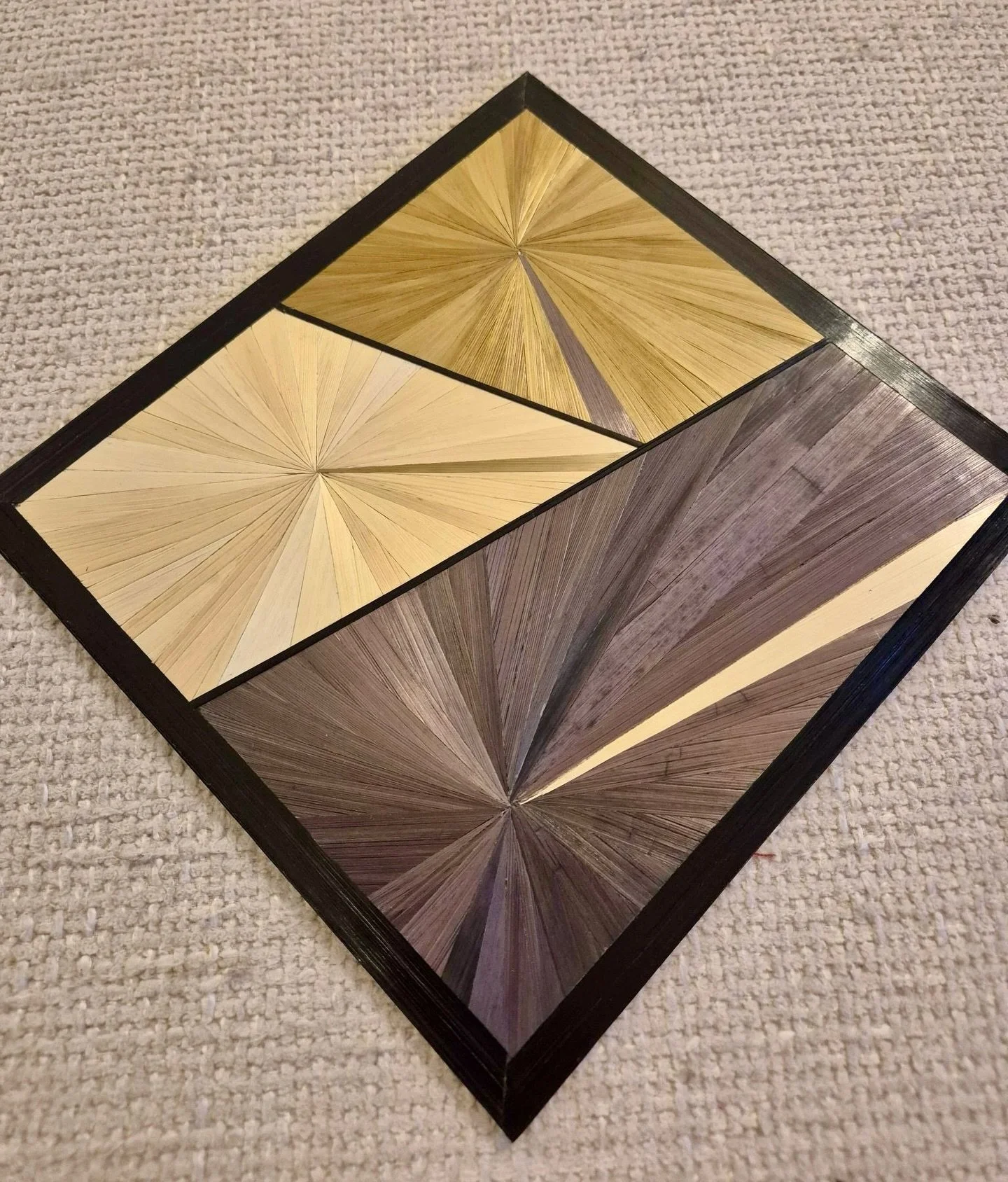 Marquetry patterns, graphic lines, and natural tones. A handcrafted unique piece where every detail matters.

Jeux de marqueterie, lignes graphiques et teintes naturelles. Une pi&egrave;ce unique fa&ccedil;onn&eacute;e &agrave; la main, o&ugrave; cha