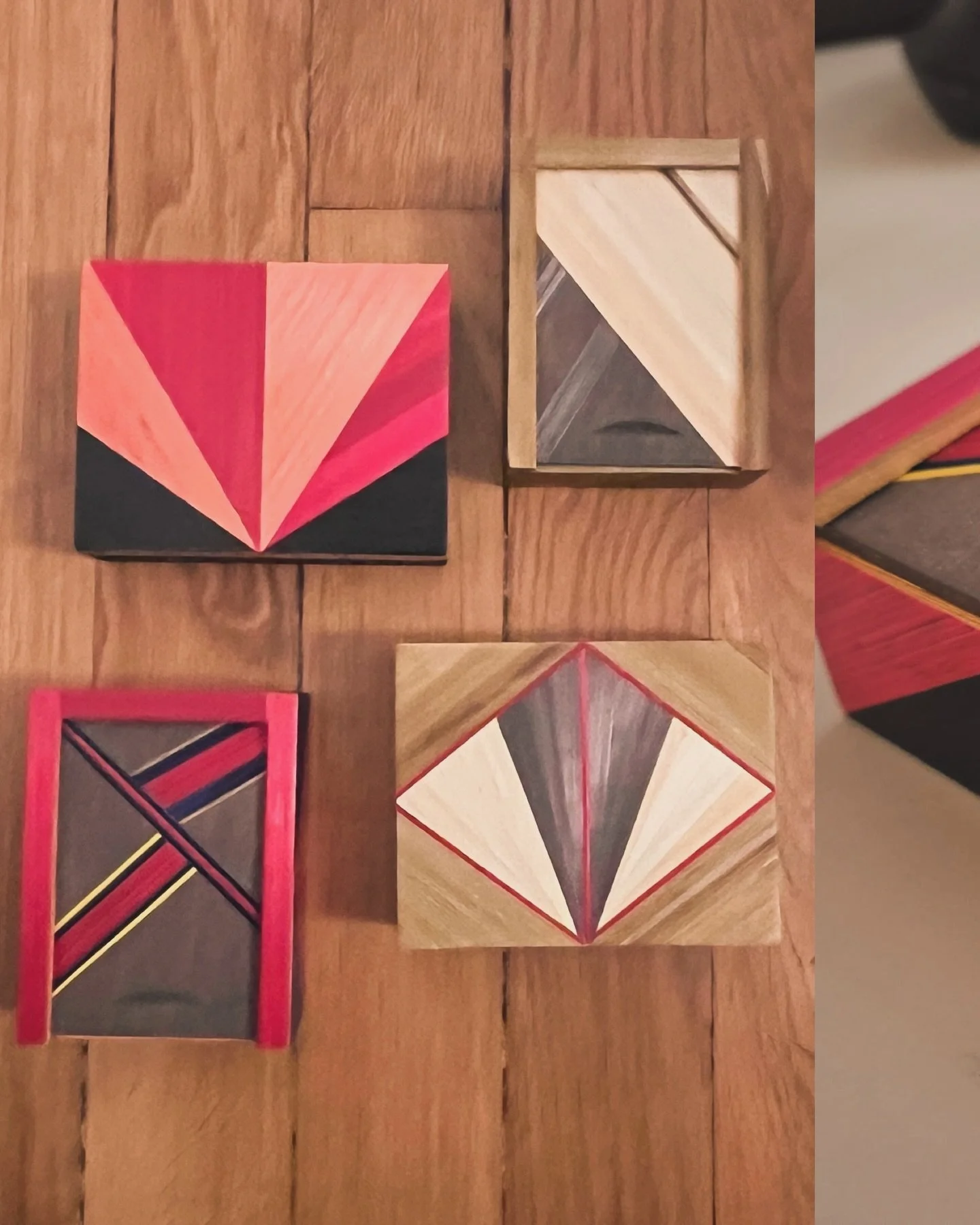 Straw marquetry jewellery boxes
Light. Geometry. Material.
Handcrafted. One of a kind.

Bo&icirc;tes &agrave; bijoux en marqueterie de paille
Lumi&egrave;re. G&eacute;om&eacute;trie. Mati&egrave;re.
Fait main. Pi&egrave;ces uniques.