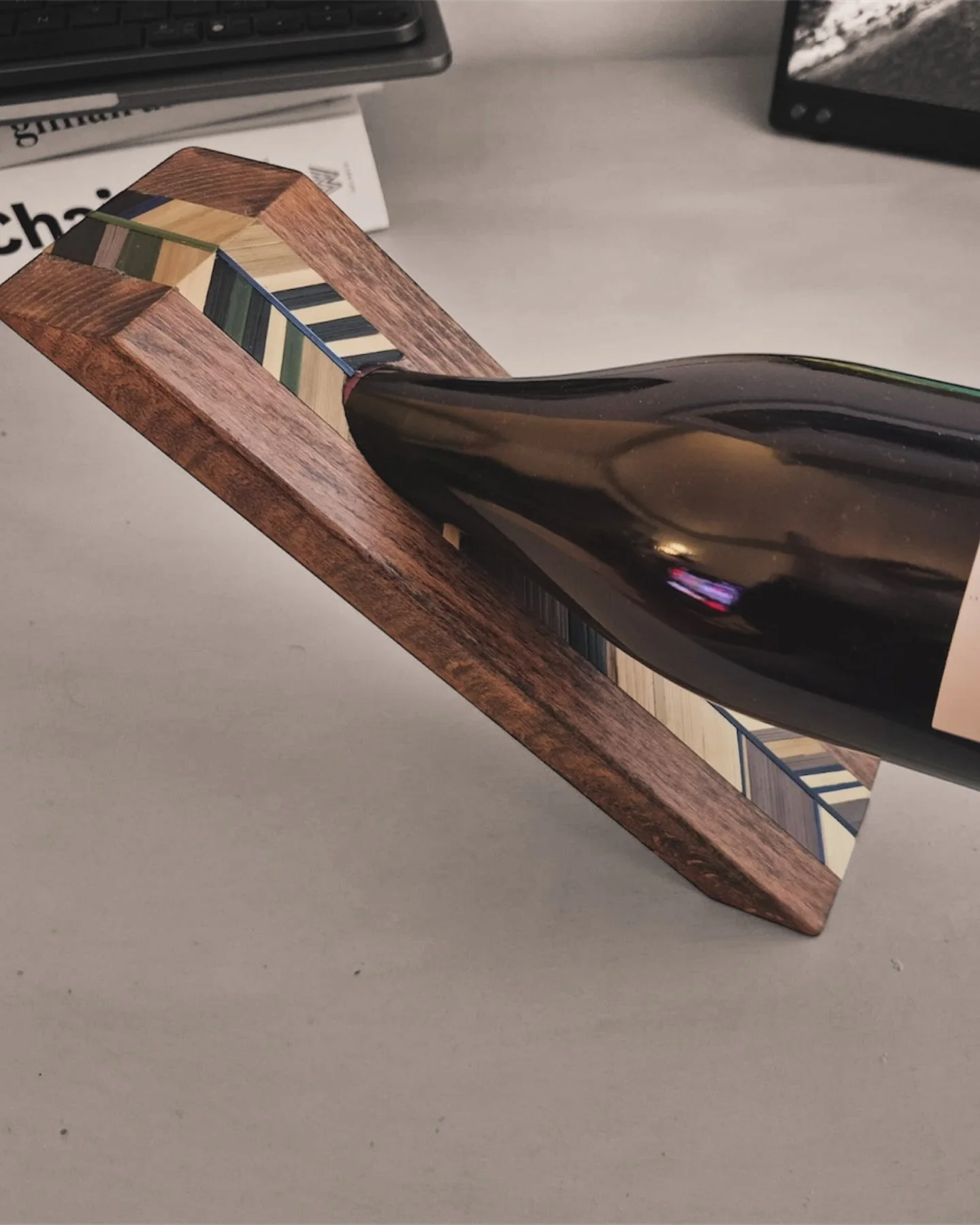 A wine holder can also be a piece of art.
Reclaimed wood, graphic marquetry, one of a kind 

Un porte-bouteille peut aussi devenir un objet d&rsquo;art.
Bois r&eacute;cup&eacute;r&eacute;, marqueterie graphique, pi&egrave;ce unique