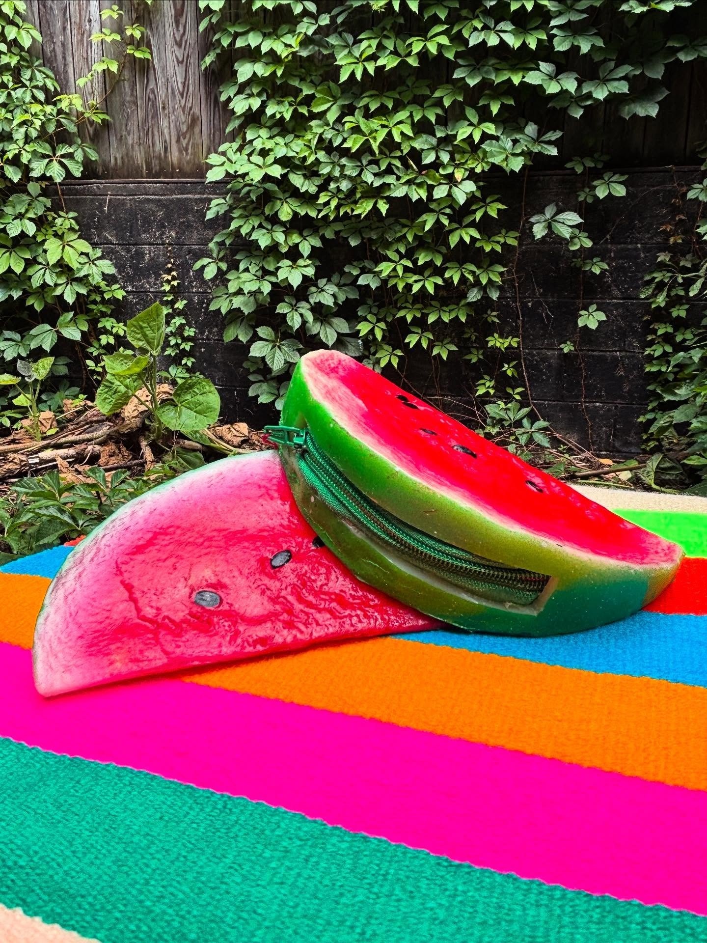 Sweet treats you can take with you! 🍉🍌 These adorable coin purses come in all your favorite flavors&mdash;Tastykake, watermelon, cantaloupe, mango, banana&hellip; and zero chance of melting in your bag.
#EyesGallery #SweetStyle #CoinPurseCuties #Fr