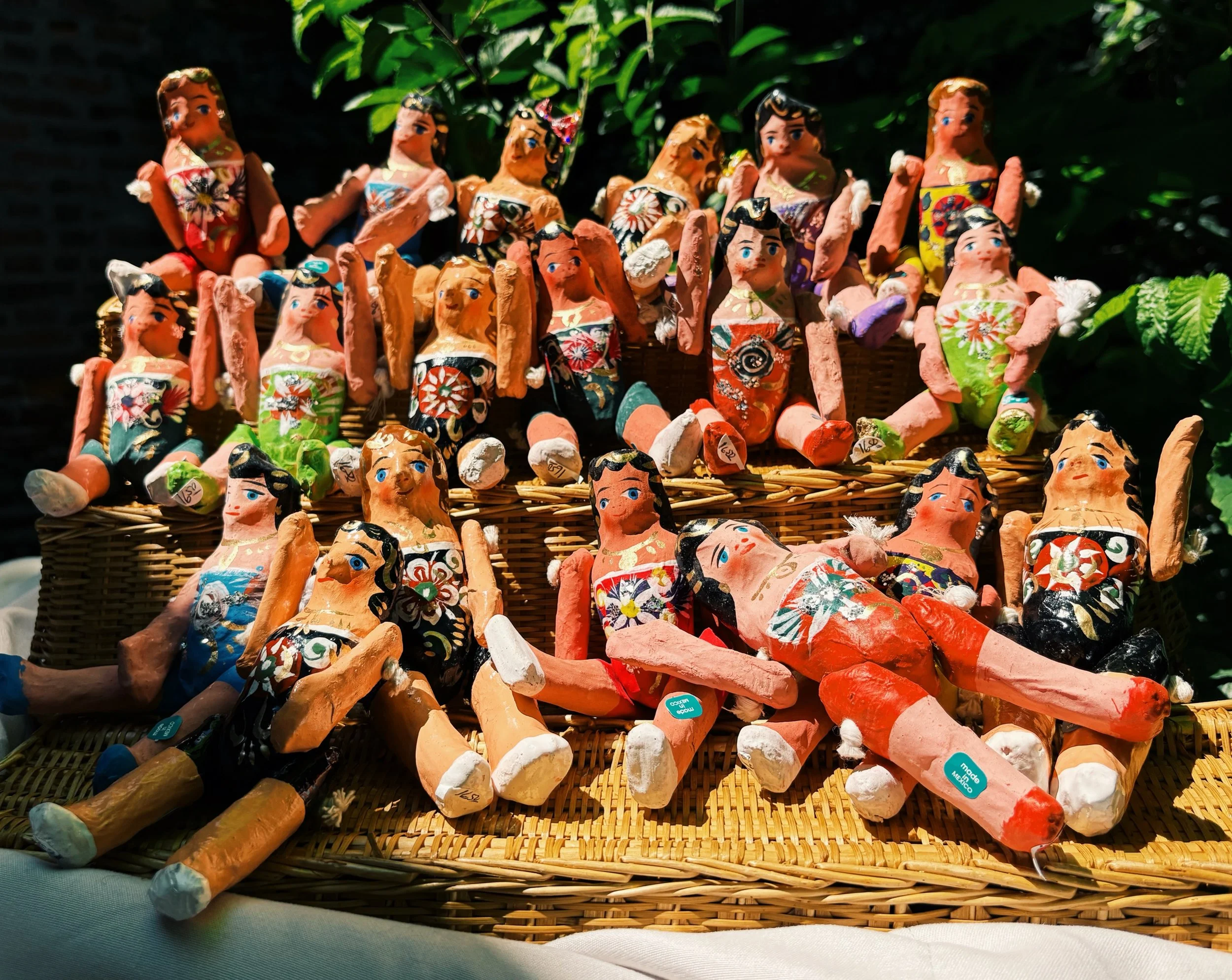 When you finally manage to get the whole group together for a sun-soaked photo op! ☀️📸
These handmade, hand-painted papier-m&acirc;ch&eacute; dolls from Mexico are serving major vintage summer energy. Each one has her own unique style and personalit