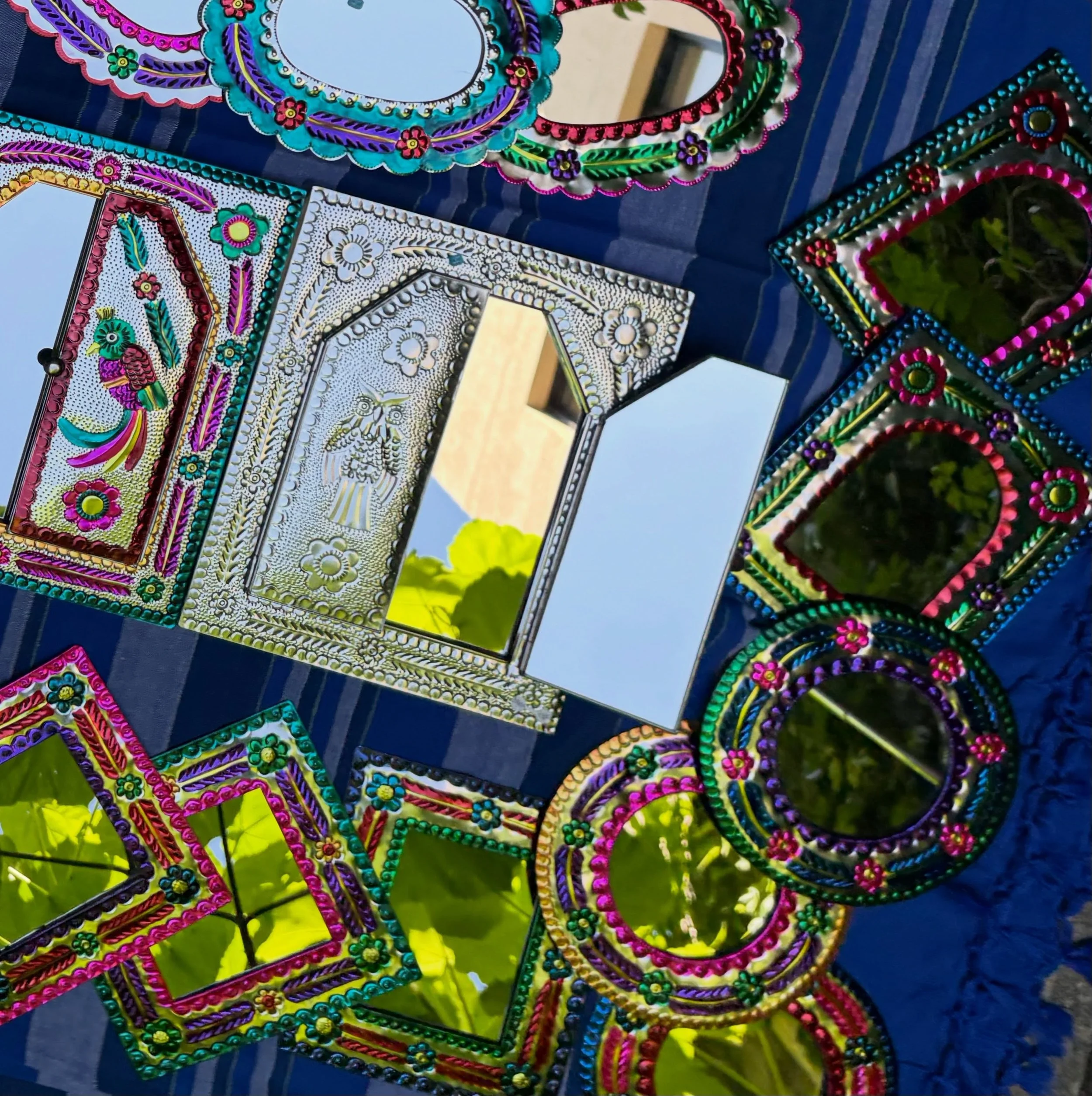 Mirror, mirror on the wall... who&rsquo;s adding the most vibrant pop of color to their space? 🪞✨
These stunning, hand-painted tin mirrors (hojalater&iacute;a) straight from Mexico are real art pieces. Whether you&rsquo;re hanging a single statement