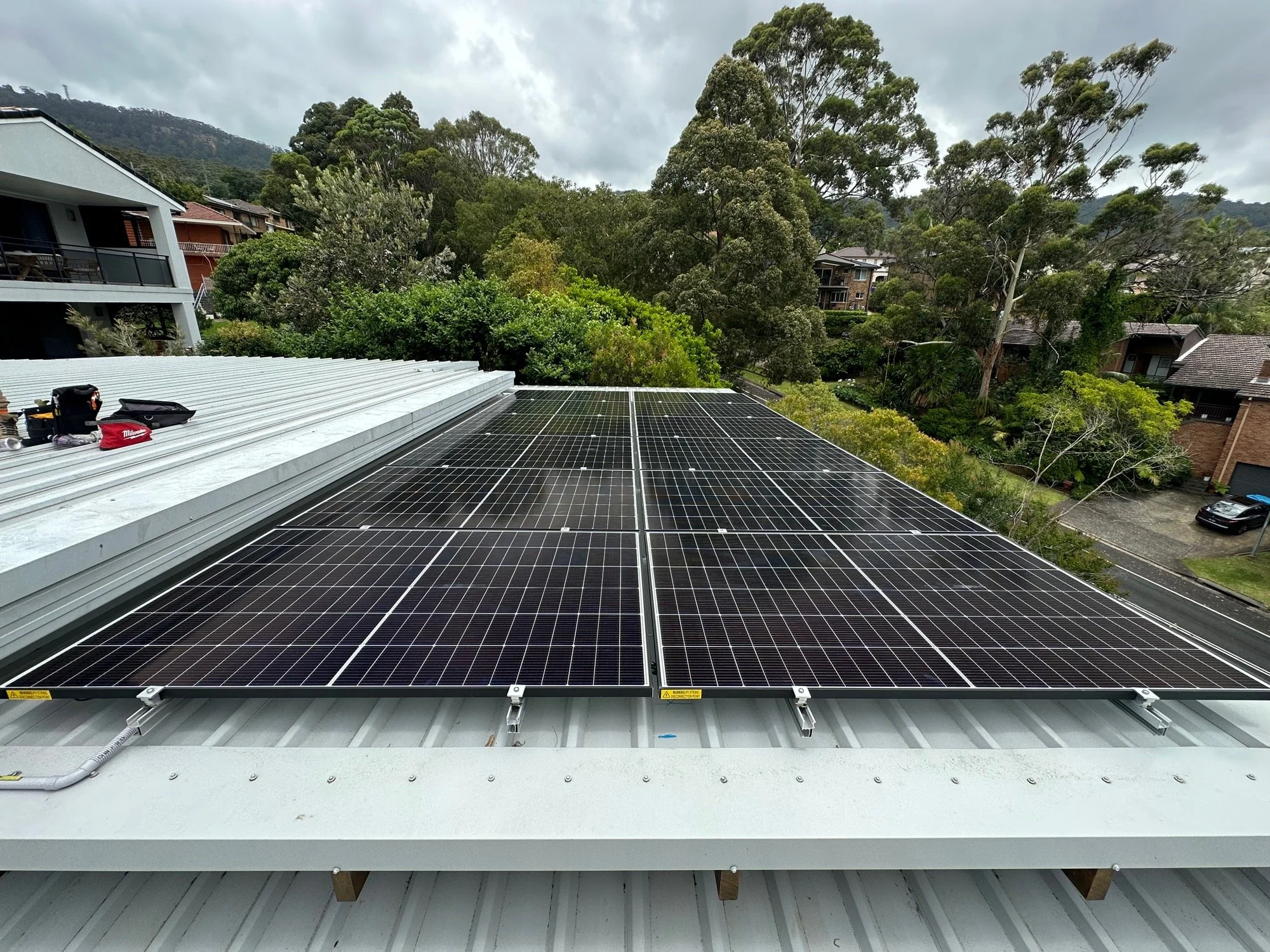 Lee Saves $1,700 a Year with a 5.28kW Solar and Battery System