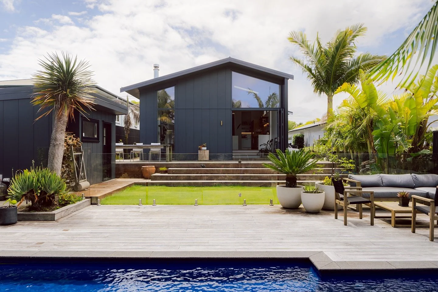 The perfect suburbian summer home 🏝️

Photographed for @jra.construction