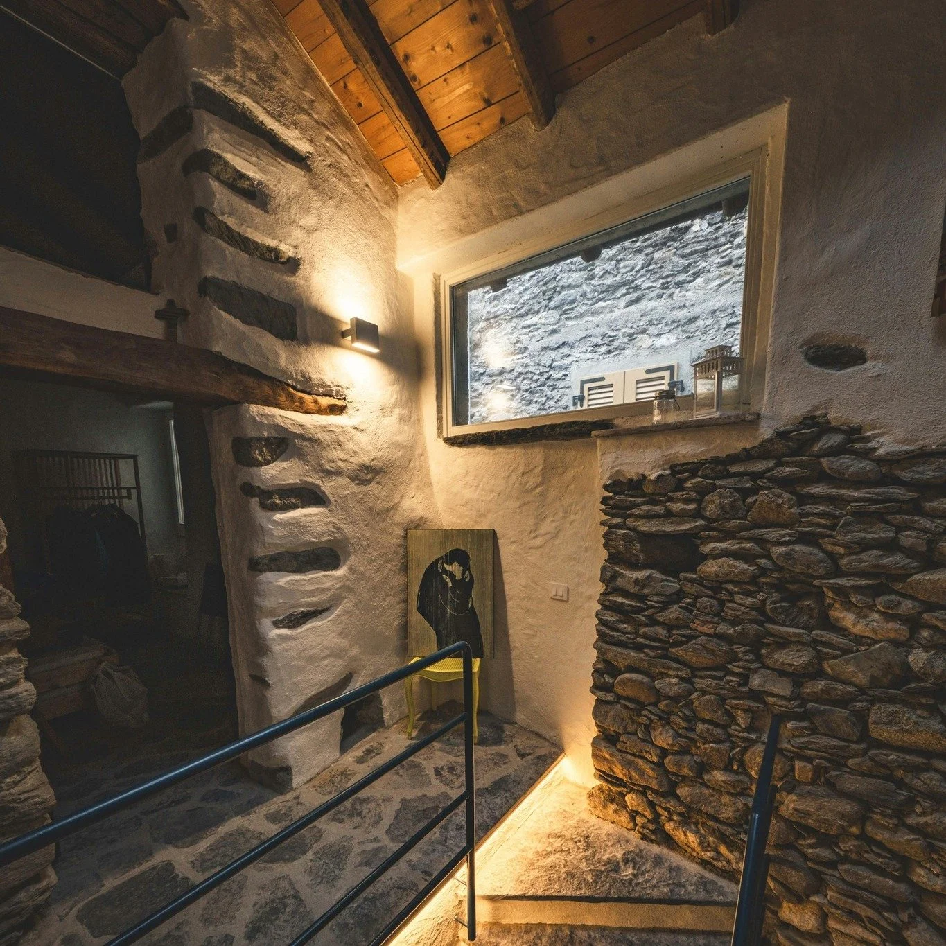 Moderniser, ce n&rsquo;est pas effacer le pass&eacute;.

C&rsquo;est le r&eacute;v&eacute;ler autrement.
Un mur en pierre peut rester visible.
Une charpente ancienne peut cohabiter avec un &eacute;clairage contemporain.
Une fa&ccedil;ade jurassienne 