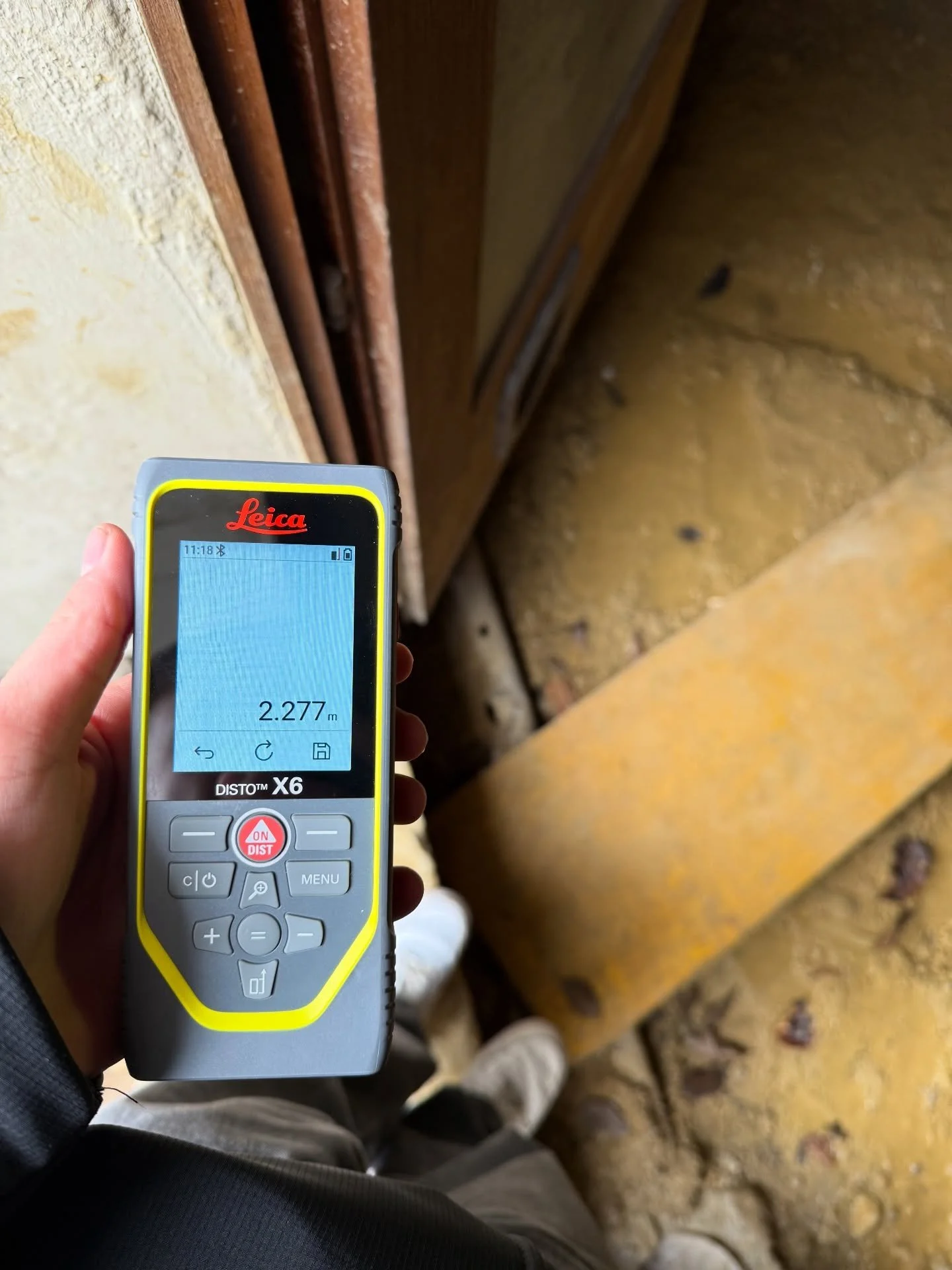 Je pose &ccedil;a l&agrave;, comme &ccedil;a vous verrez l&rsquo;avant / apr&egrave;s 😃😃

Pour le moment, je sais, &ccedil;a a pas l&rsquo;air beau. Mais d&rsquo;ici le printemps prochain on a termin&eacute;. Si on arr&ecirc;te de d&eacute;couvrir 