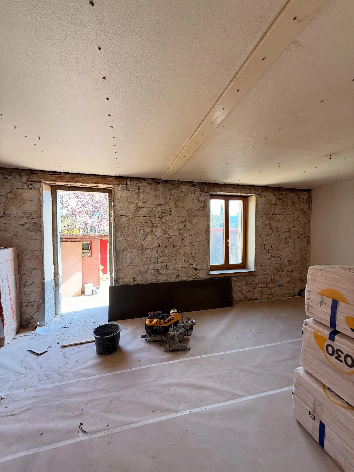 🔨 R&eacute;novation compl&egrave;te en cours

1. Mise en place des r&eacute;seaux techniques
2. Cr&eacute;ation des nouvelles structures
3. Pr&eacute;paration des espaces
4. Coordination des corps de m&eacute;tier

On est encore loin du rendu final,