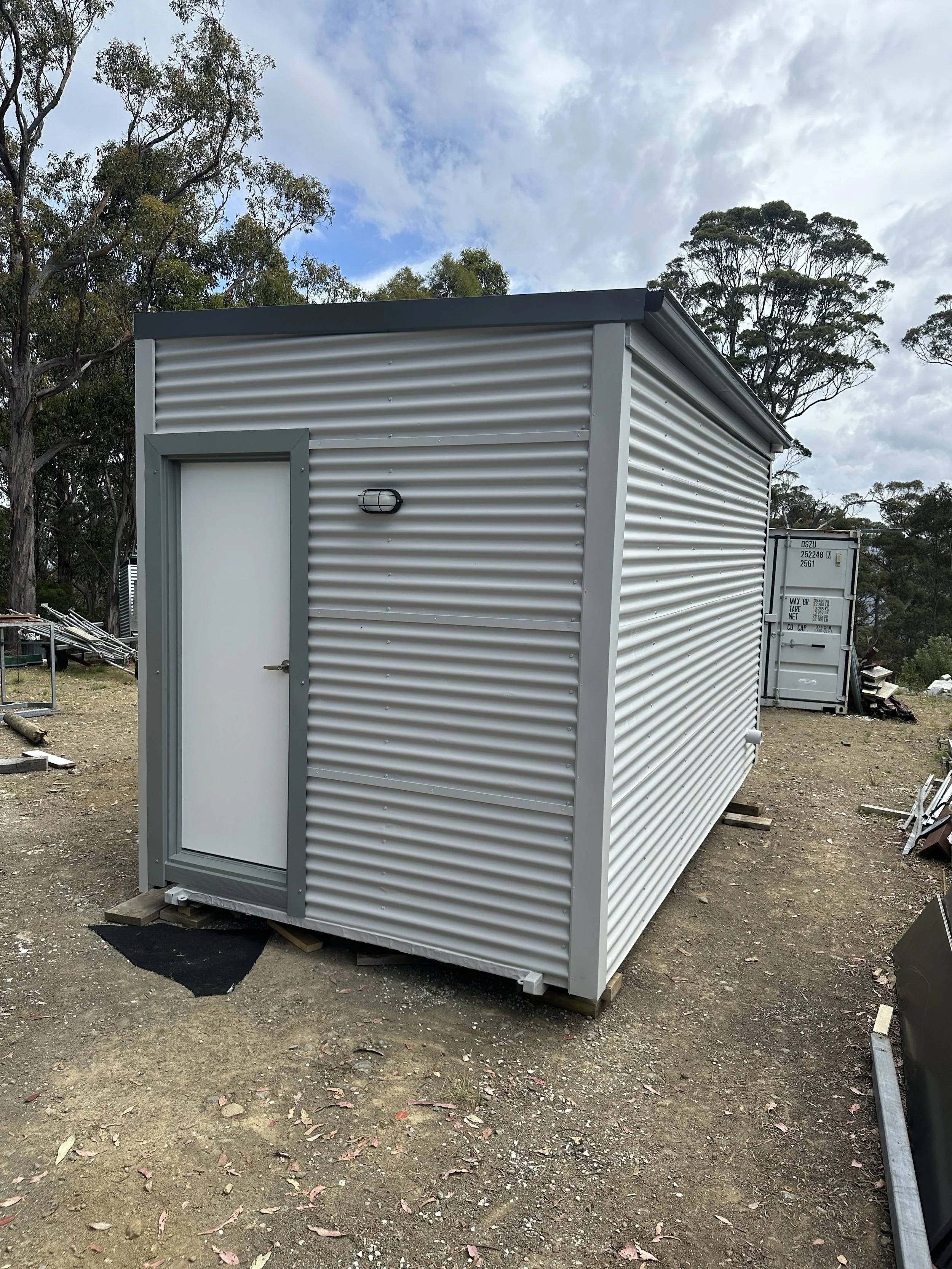 transportable-studio-tiny-home-willbuild-homes-tasmania-exterior-side.jpg