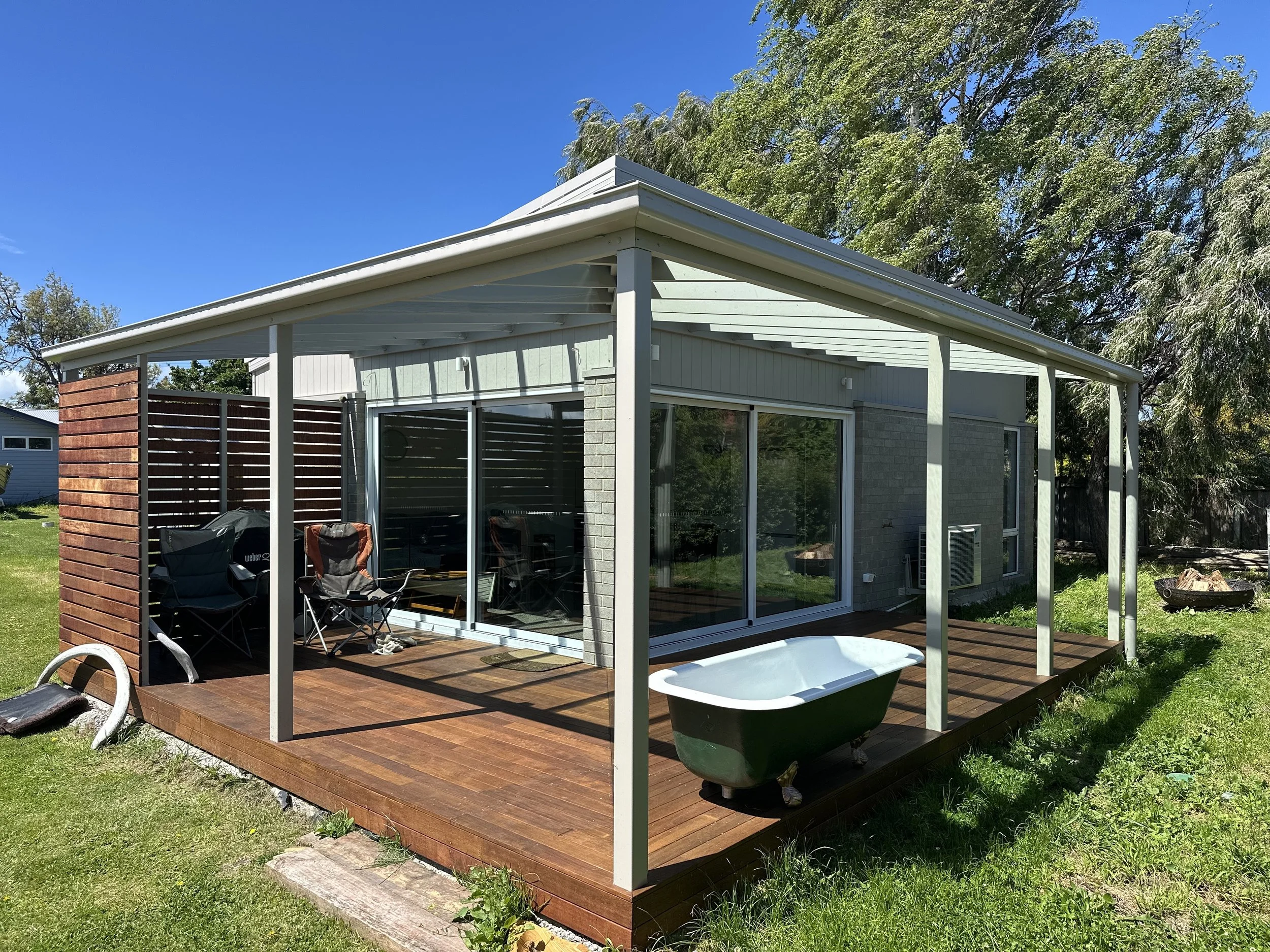 ancillary-dwelling-Snug-tasmania-exterior-deck-pergola-willbuild-homes.jpg