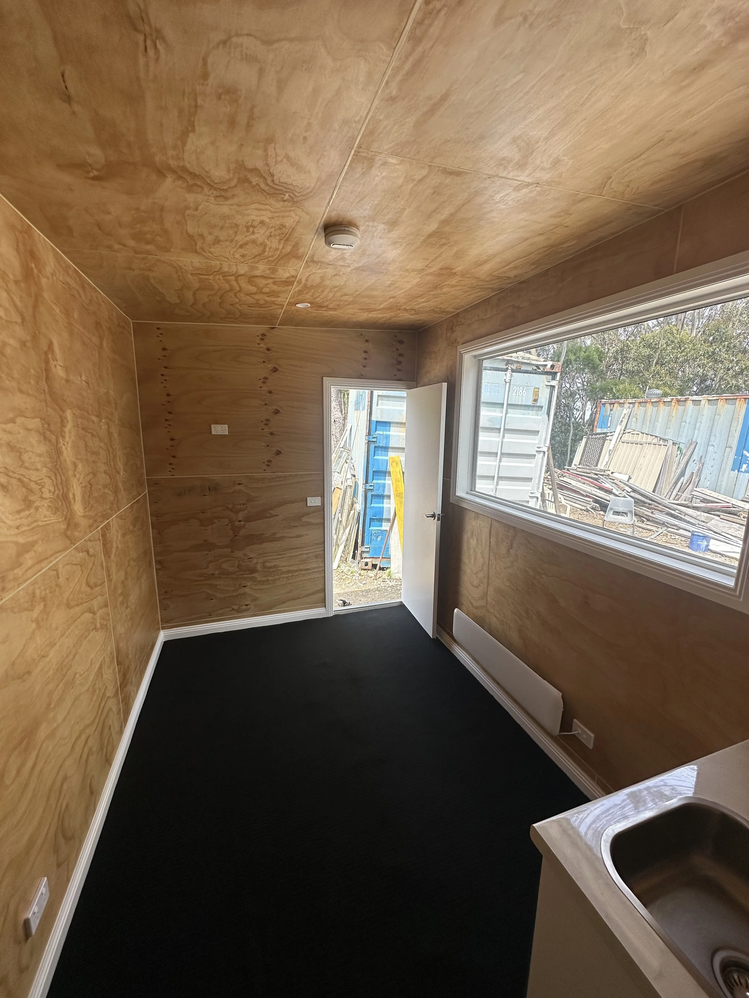 transportable-studio-tiny-home-willbuild-homes-tasmania-interior-reverse.jpg