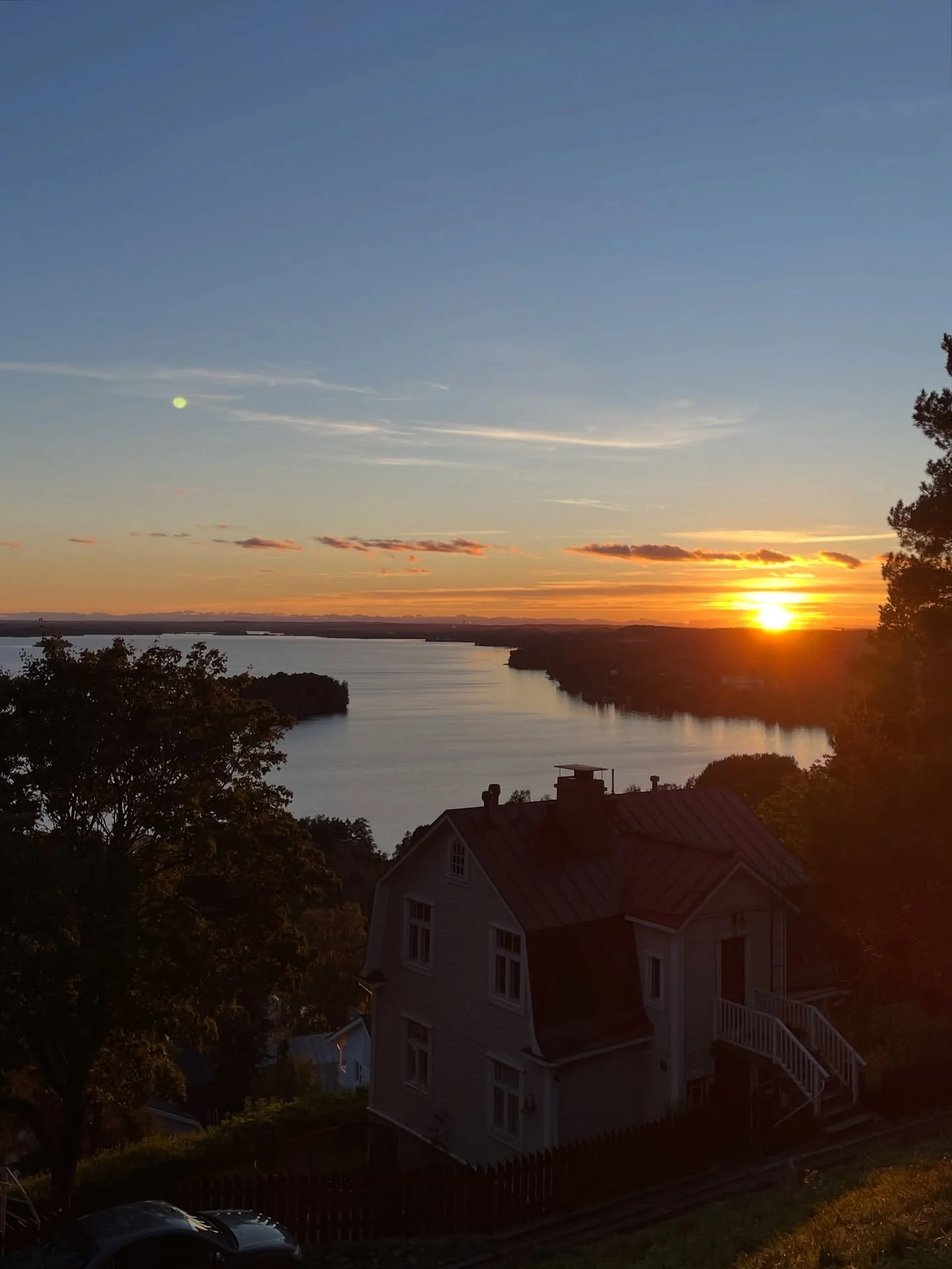 Ei v&auml;ri&auml; ilman valoa.☀️Aurinkop&auml;iv&auml; p&auml;&auml;ttyi upeisiin s&auml;vyihin. 

Aamulla meill&auml; oli ihanan porukan kanssa kuvaukset ja monta aurinkoa kyl&auml;ss&auml;. Ei ollut Ihanat naiset rannalla, vaan Ihanat miehet Hanna