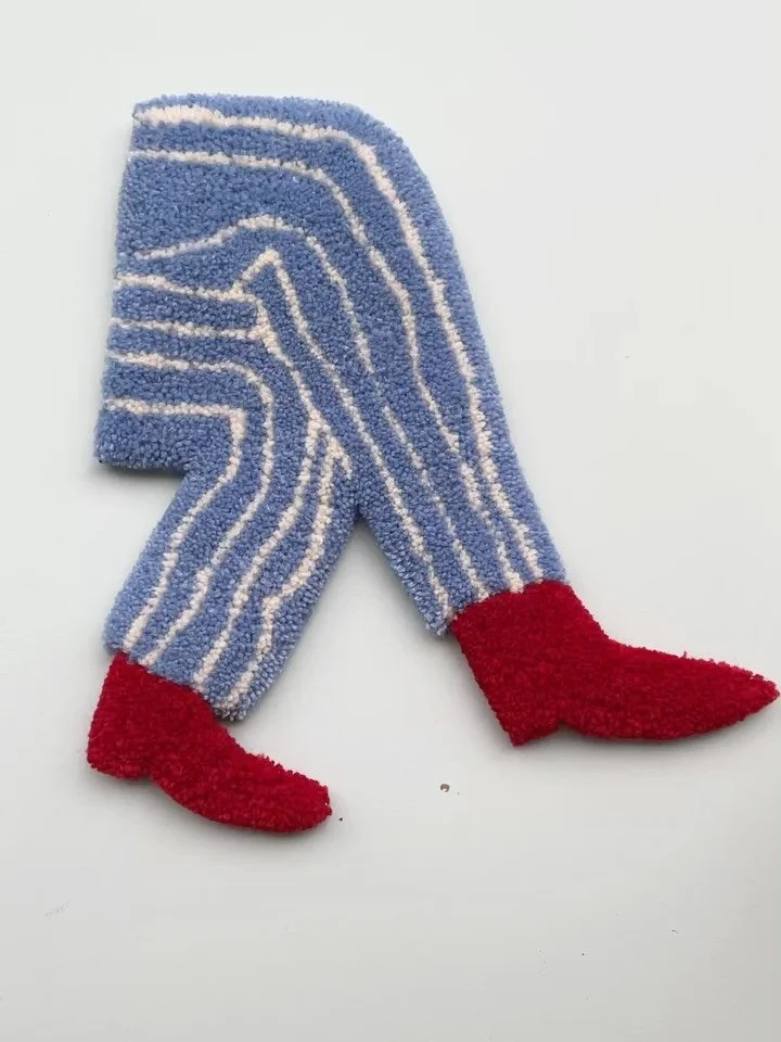 Nyt olisi tarjoilla tamperelaisia Jalkoja kolmella tapaa:

🎄Tuftatut Jalat, pehme&auml;t ja Tampereella tehdyt. Ilahduttavat kodin tai toimiston nurkassa. 235&euro; 👉🏽 hannariikka.com

🎄Jalat jaloissa! Sidosteen pehmoiset luomupuuvillaiset sukat 