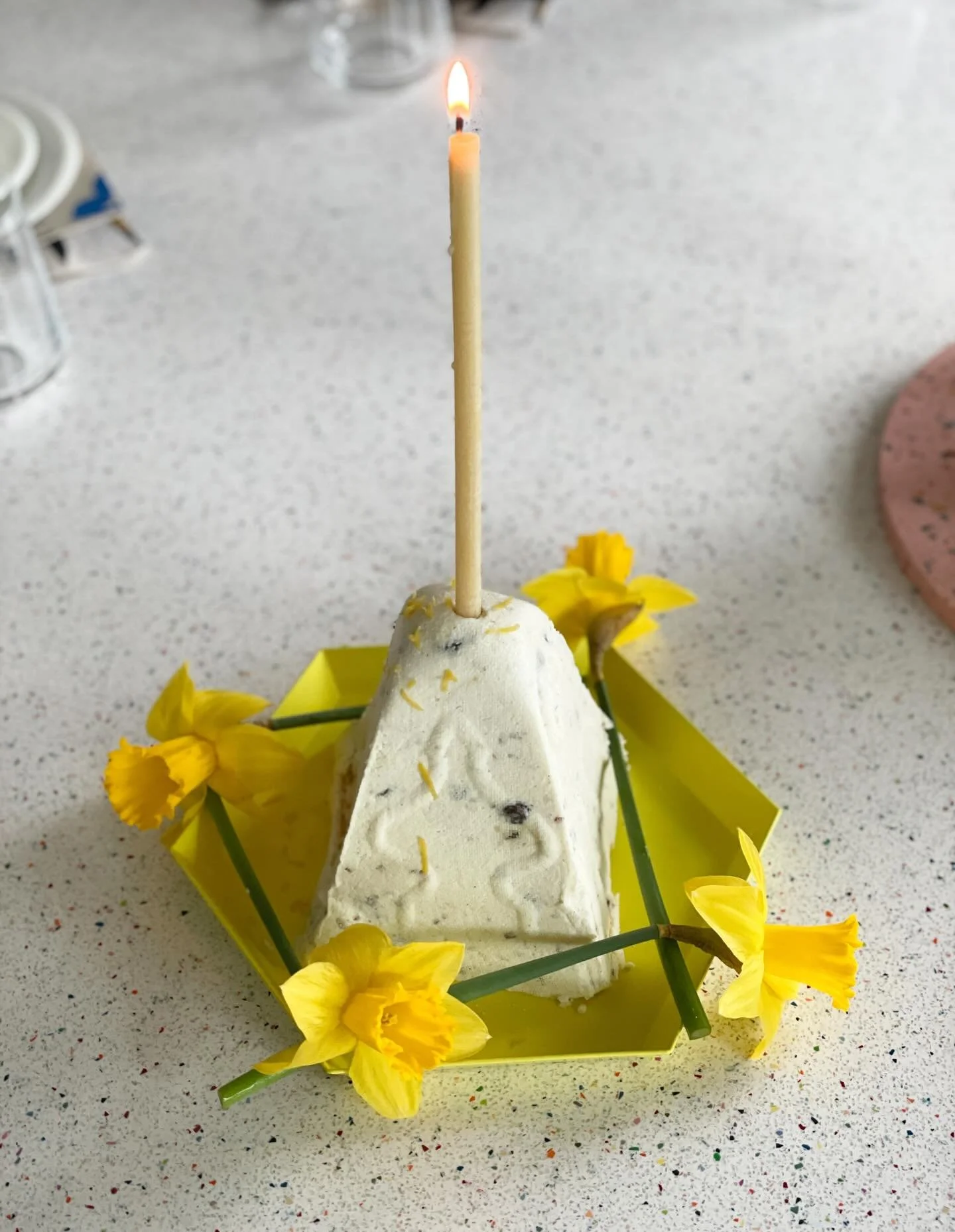 P&auml;&auml;si&auml;isherkut t&auml;nne talteen!💛

T&auml;&auml; mun leipominen on aika spontaania ja orgaanista: idea v&auml;rillisist&auml; marengeista syntyi valkuaisvaahtoa tehdess&auml;, pashan koristelu taas viime hetkell&auml; kukista, joita