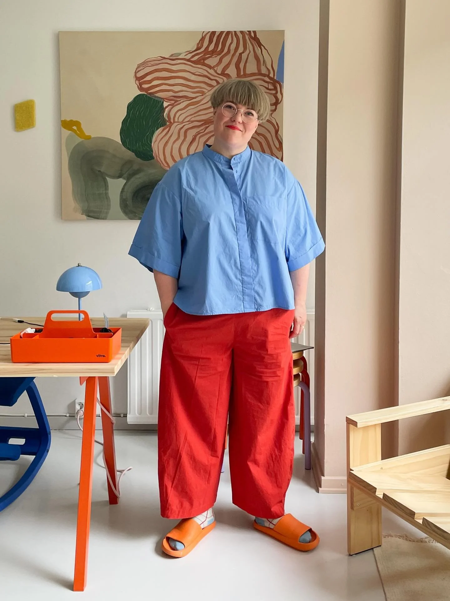 Tervehdin teit&auml; sinipunaisena kes&auml;tonttuna! 🍅💙

Kirkkaat v&auml;rit kaipaavat rinnalleen murretumpia s&auml;vyj&auml;, jolloin molemmat niist&auml; tuovat parhaat puolet itsest&auml;&auml;n esiin. Kontrasteja, vaihtelua, toisten tukemista