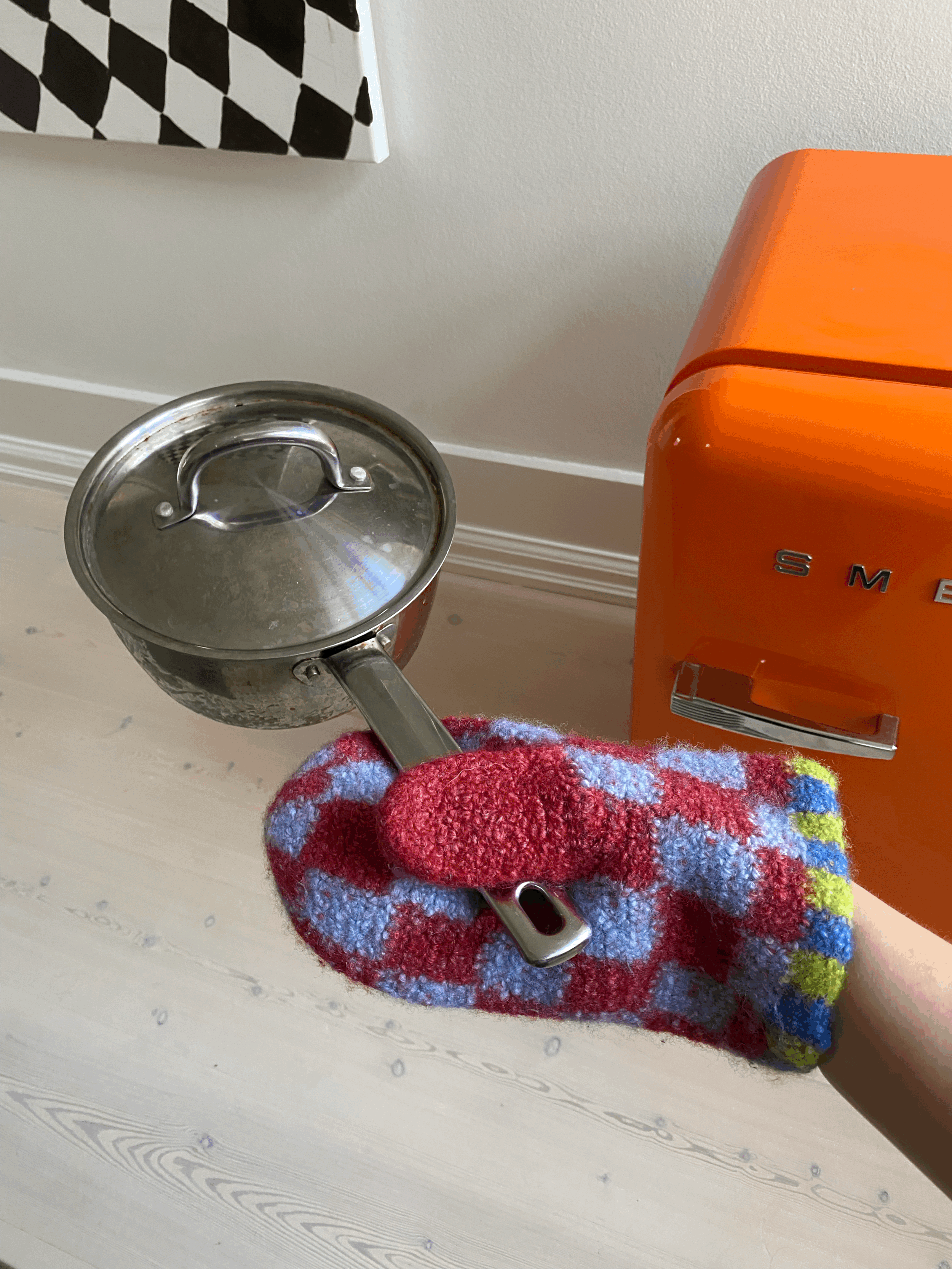 Crocheted oven mitt RED/BLUE