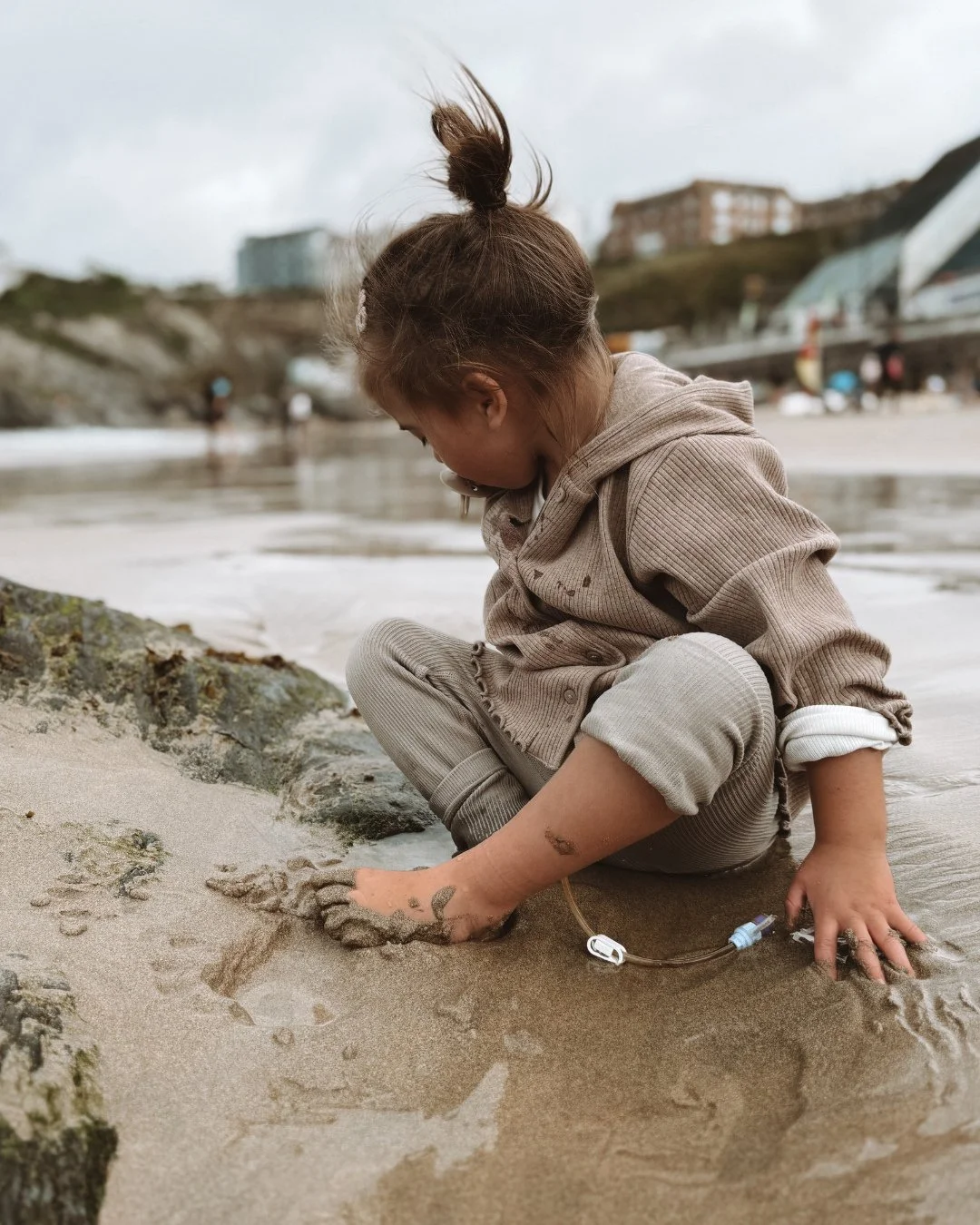 Fed is best. Write it down. Tattoo it on your forehead. Send it to your mother-in-law.
Chatting with @the_blend_mag, Nicole Keenan @bonnieluellas_mama shares why, for her daughter, changing up her feeding approach was a relief, not a defeat. 
L