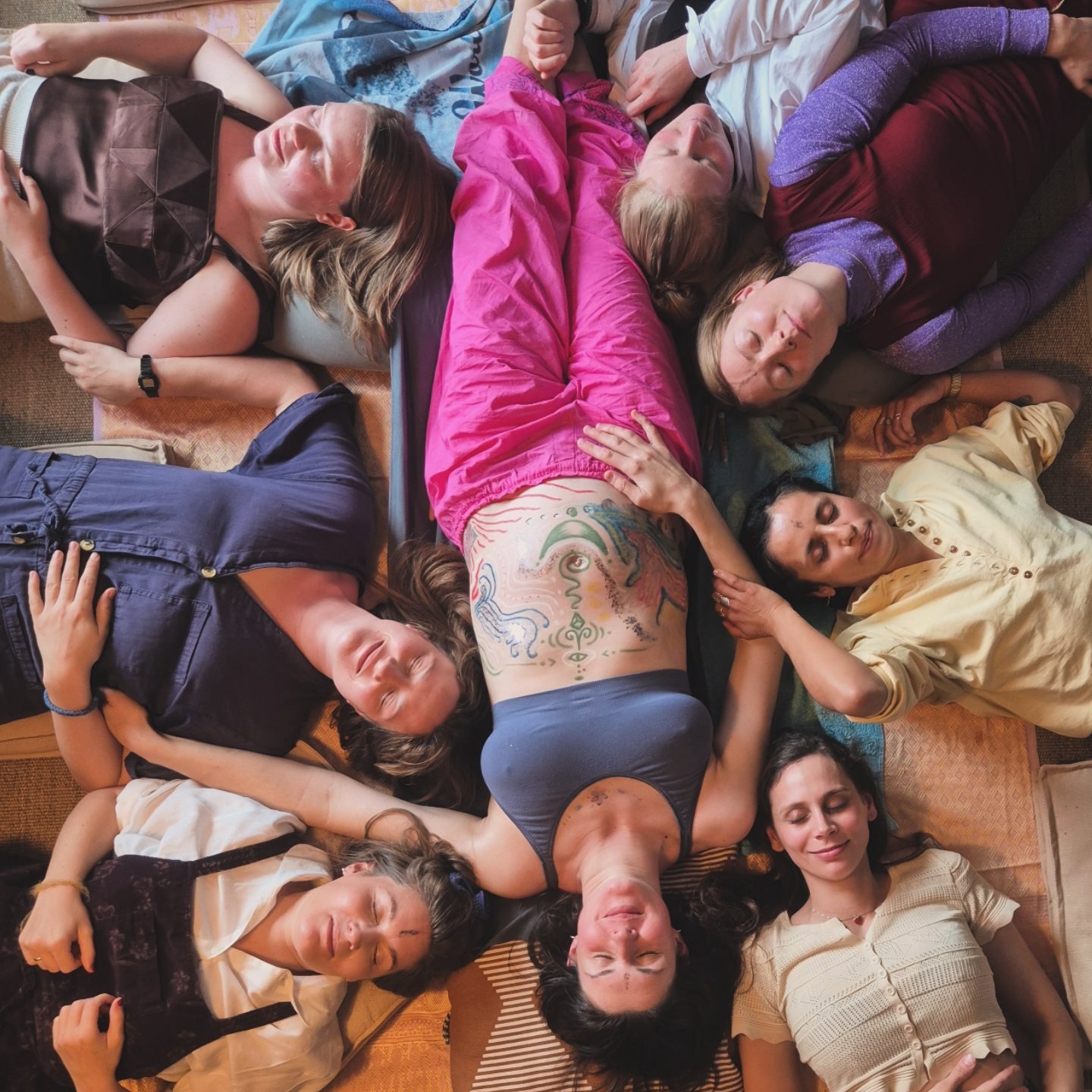 ~ Morsvelsignelse ~

Dypt takknemlig og ydmyk over &aring; f&aring; lov til &aring; holde rom for n&aelig;rende og st&oslash;ttende overgangsritualer.

Er det noe en vordende mor trenger mer enn &aring; bli st&oslash;ttet, elsket, holdt og sett av si