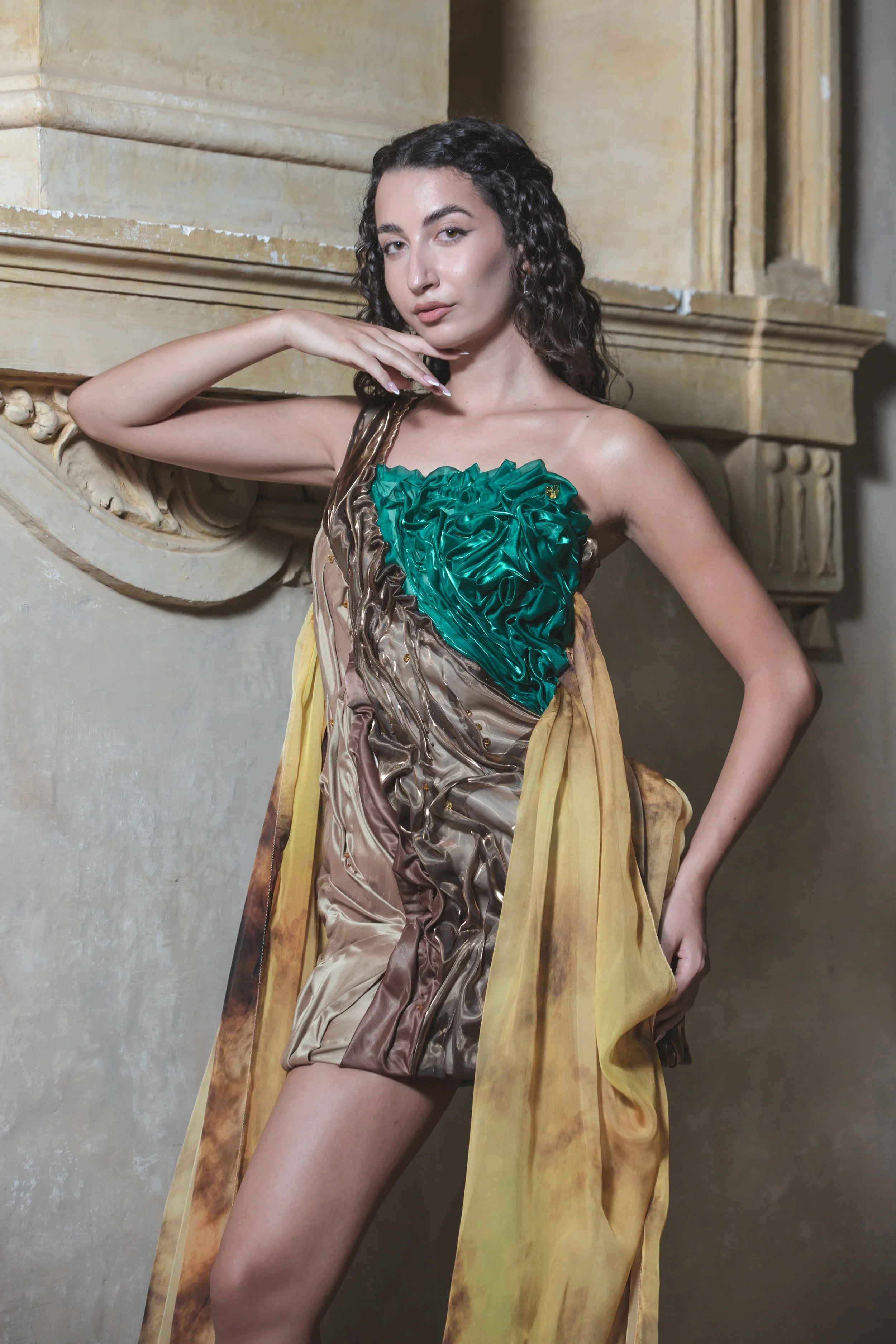 Presentato per la prima volta a DETTO FATTO su Rai2 nel 2016 il tubino è costituito da drappeggi realizzati con shantung marrone chiaro, organza marrone cangiante e verde cangiante. 
Con questi colori e forme ho voluto rappresentare la terra, l’eleme