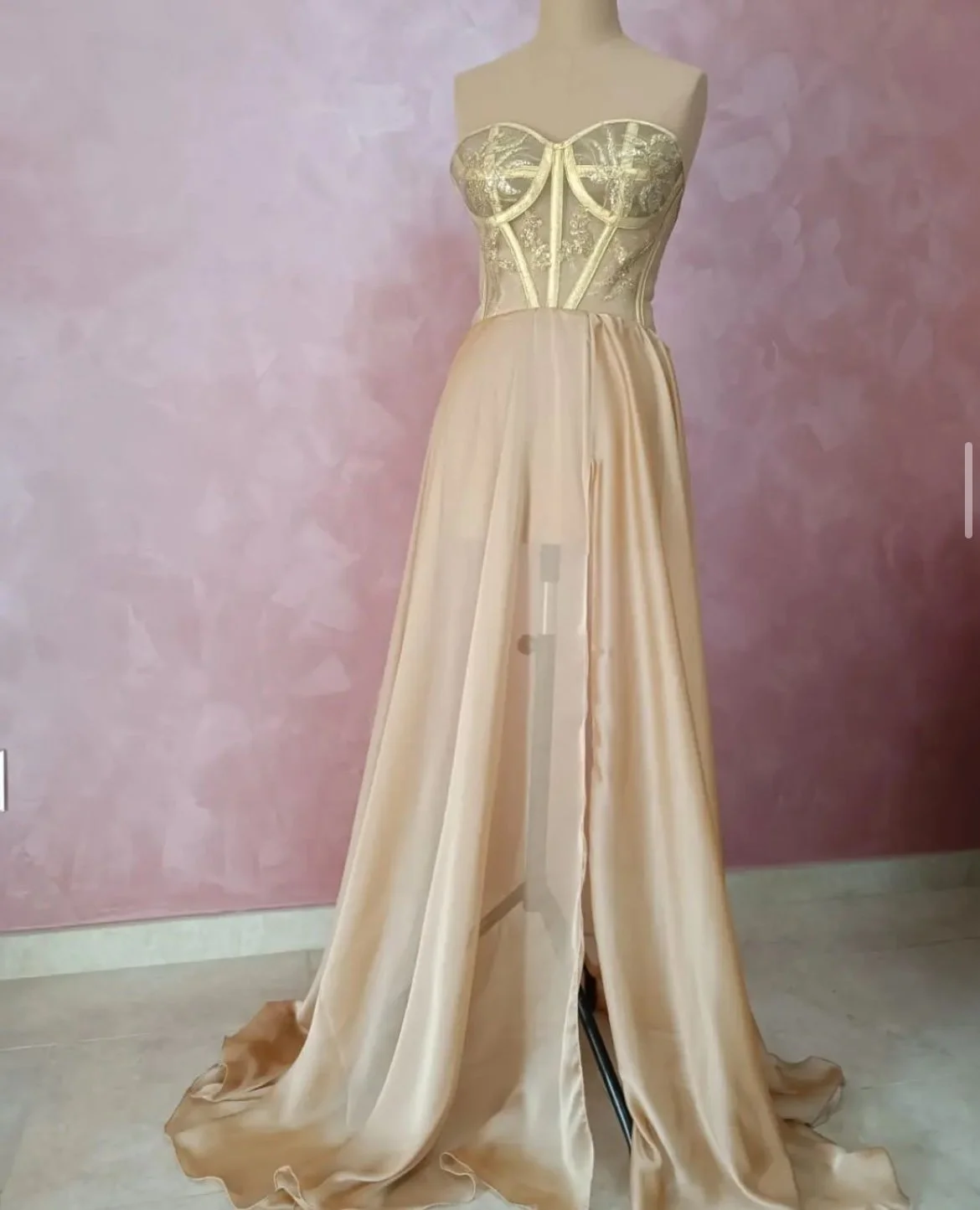 Abito e mantello realizzati per il nuovo video di Pamela Prati