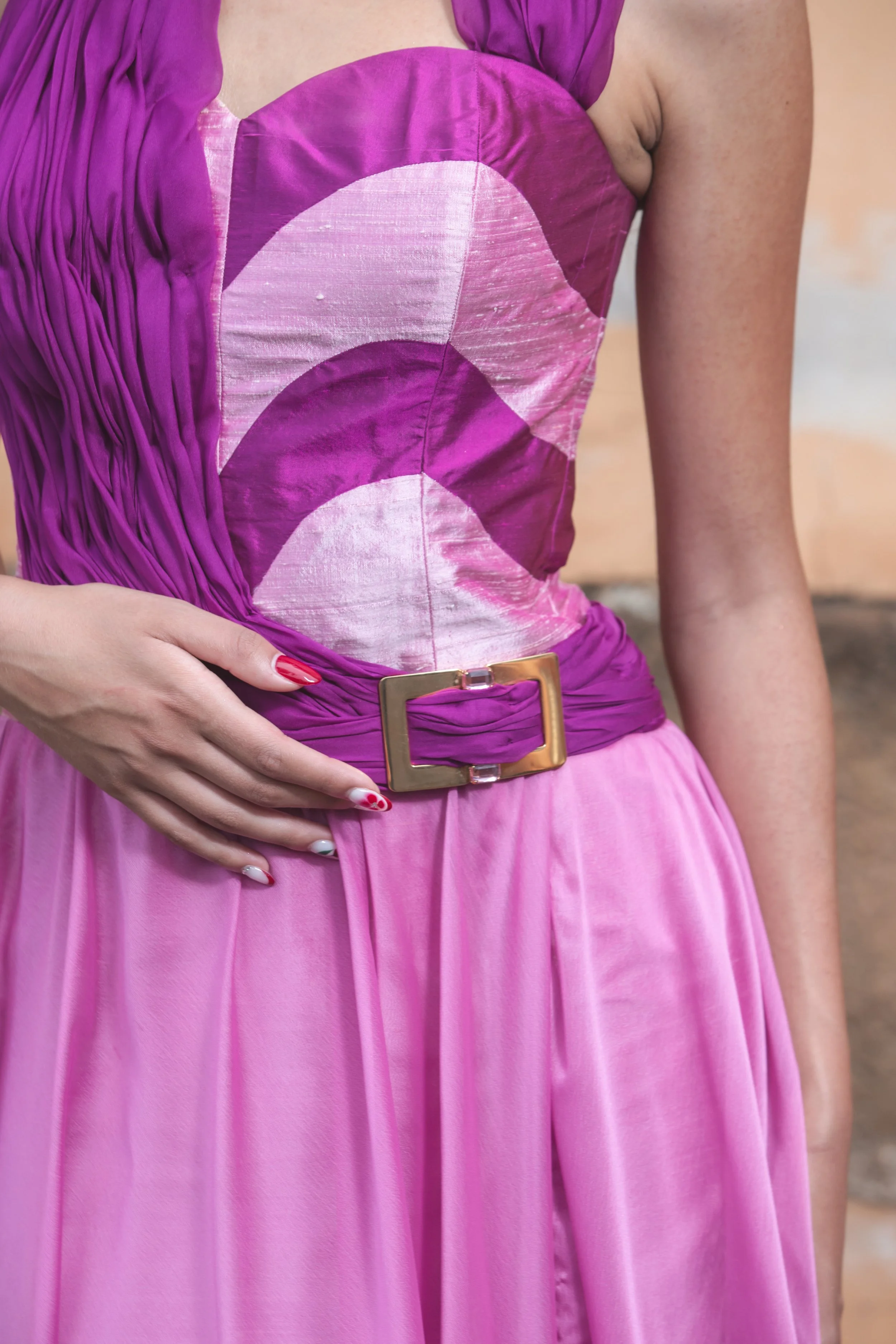  Abito ispirato all’attrice Ingrid Bergman composto da corpino realizzato in shantung rosa e prugna con drappeggio laterale che circonda la vita  realizzato a mano in chiffon prugna, fermato in vita da una fibbia dorata con strass rosa. .gonna in chi