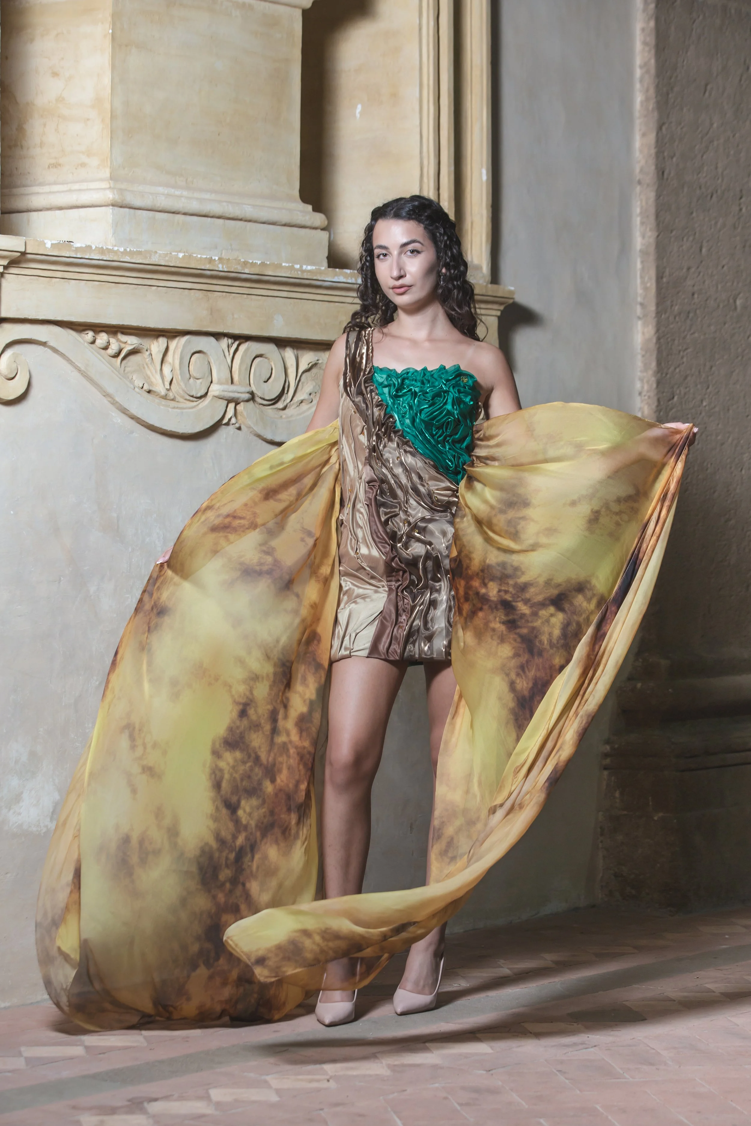 Presentato per la prima volta a DETTO FATTO su Rai2 nel 2016 il tubino è costituito da drappeggi realizzati con shantung marrone chiaro, organza marrone cangiante e verde cangiante. 
Con questi colori e forme ho voluto rappresentare la terra, l’eleme