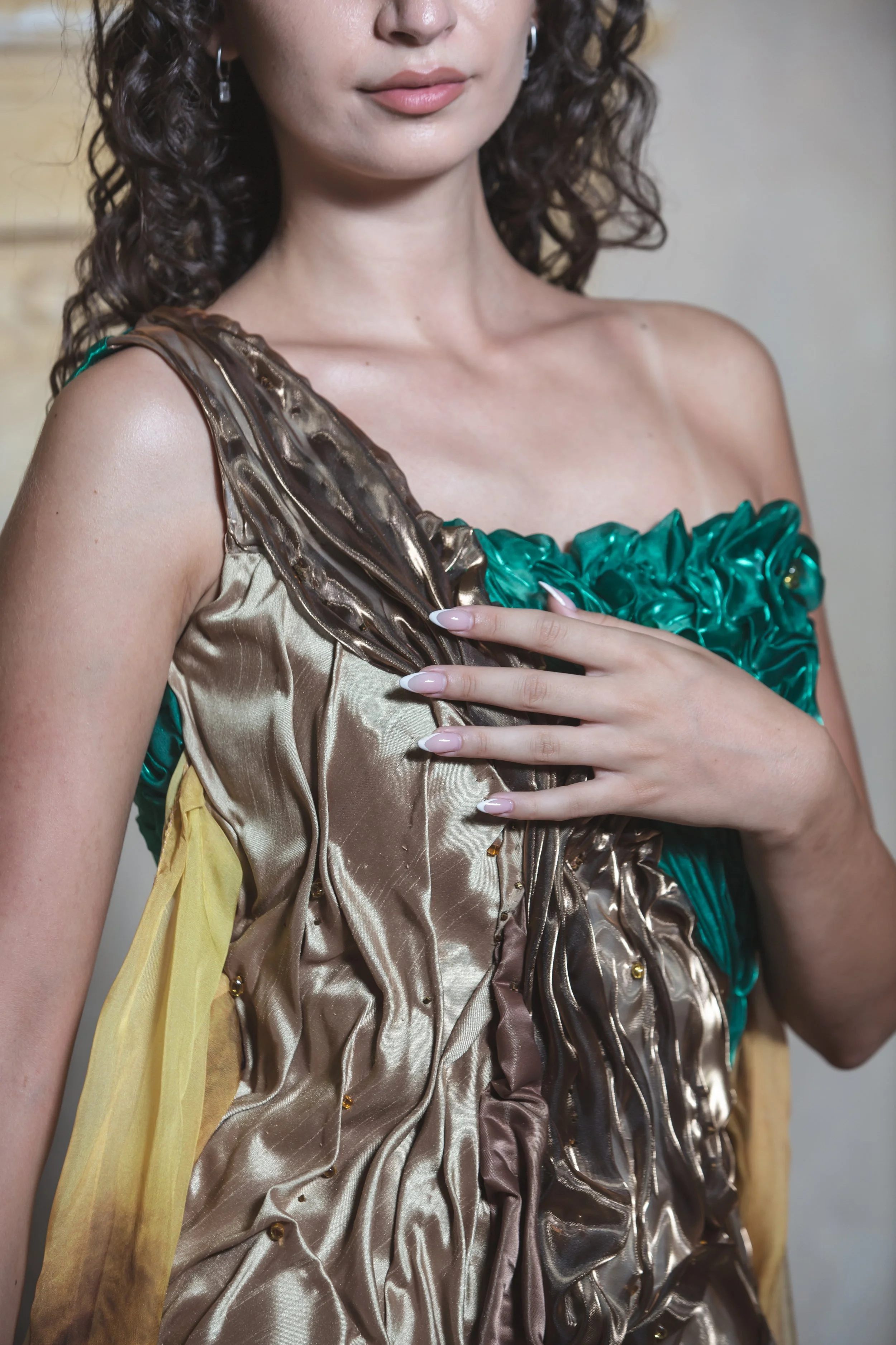 Presentato per la prima volta a DETTO FATTO su Rai2 nel 2016 il tubino è costituito da drappeggi realizzati con shantung marrone chiaro, organza marrone cangiante e verde cangiante. 
Con questi colori e forme ho voluto rappresentare la terra, l’eleme