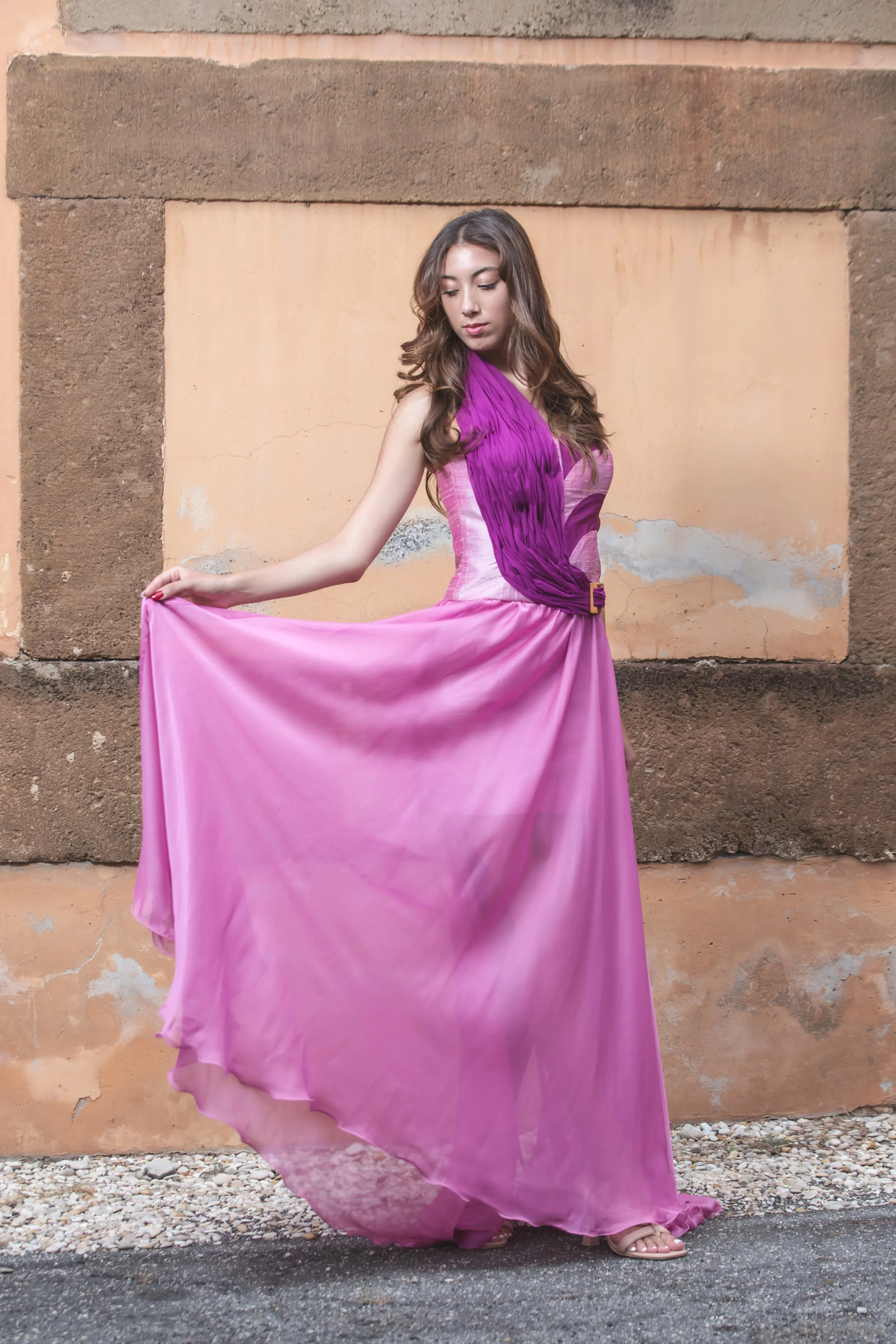  Abito ispirato all’attrice Ingrid Bergman composto da corpino realizzato in shantung rosa e prugna con drappeggio laterale che circonda la vita  realizzato a mano in chiffon prugna, fermato in vita da una fibbia dorata con strass rosa. .gonna in chi