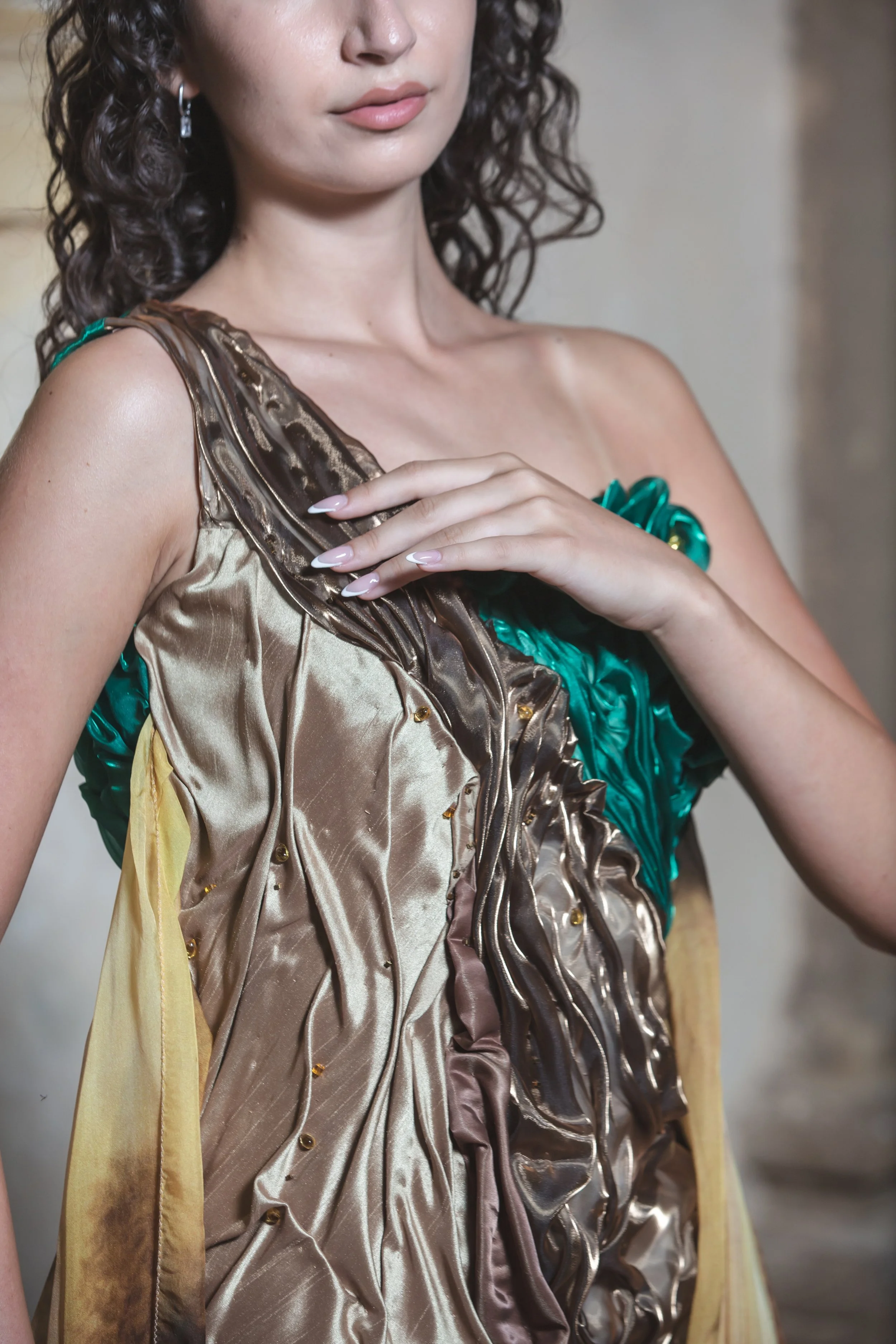 Presentato per la prima volta a DETTO FATTO su Rai2 nel 2016 il tubino è costituito da drappeggi realizzati con shantung marrone chiaro, organza marrone cangiante e verde cangiante. 
Con questi colori e forme ho voluto rappresentare la terra, l’eleme