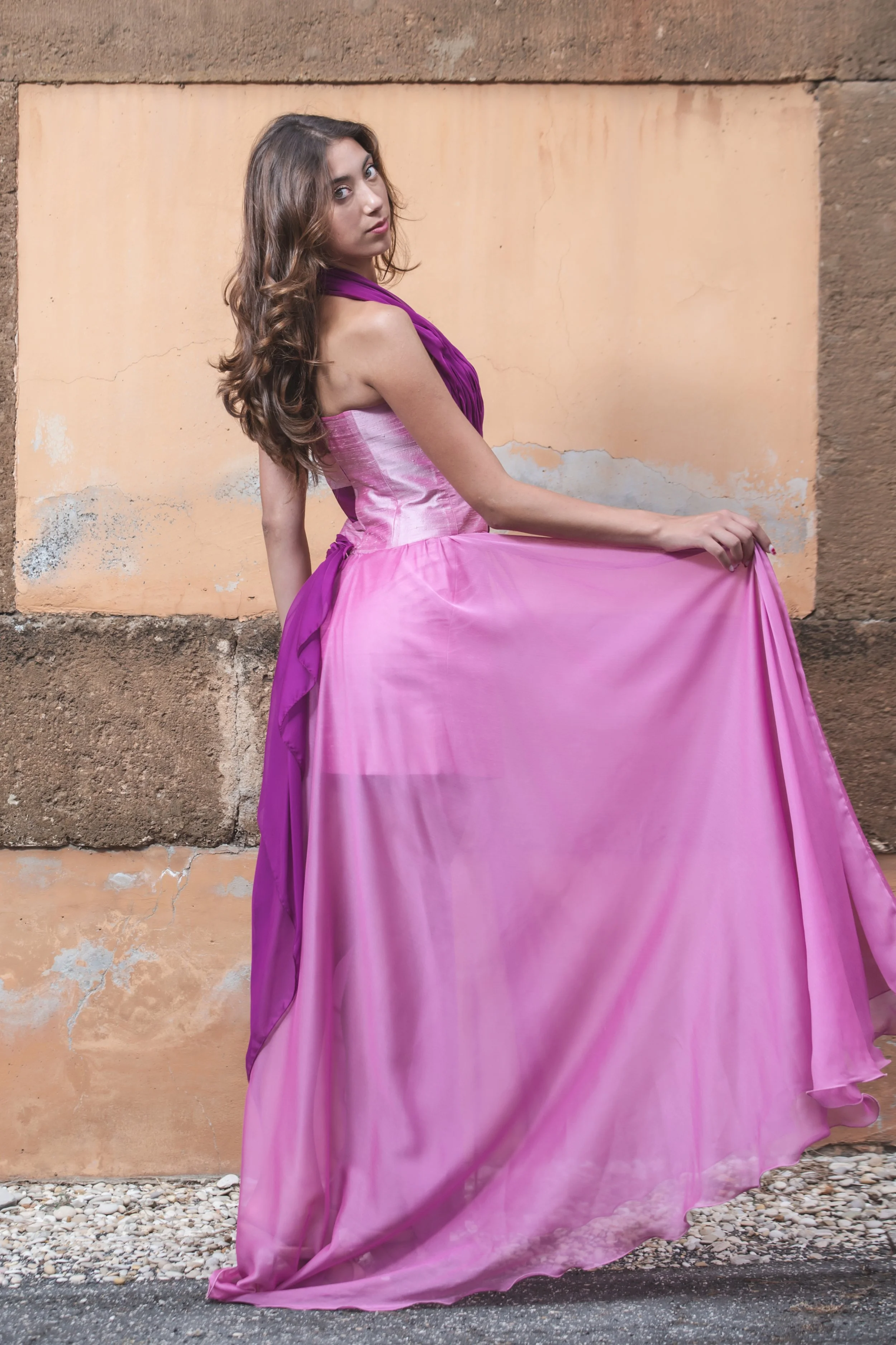  Abito ispirato all’attrice Ingrid Bergman composto da corpino realizzato in shantung rosa e prugna con drappeggio laterale che circonda la vita  realizzato a mano in chiffon prugna, fermato in vita da una fibbia dorata con strass rosa. .gonna in chi