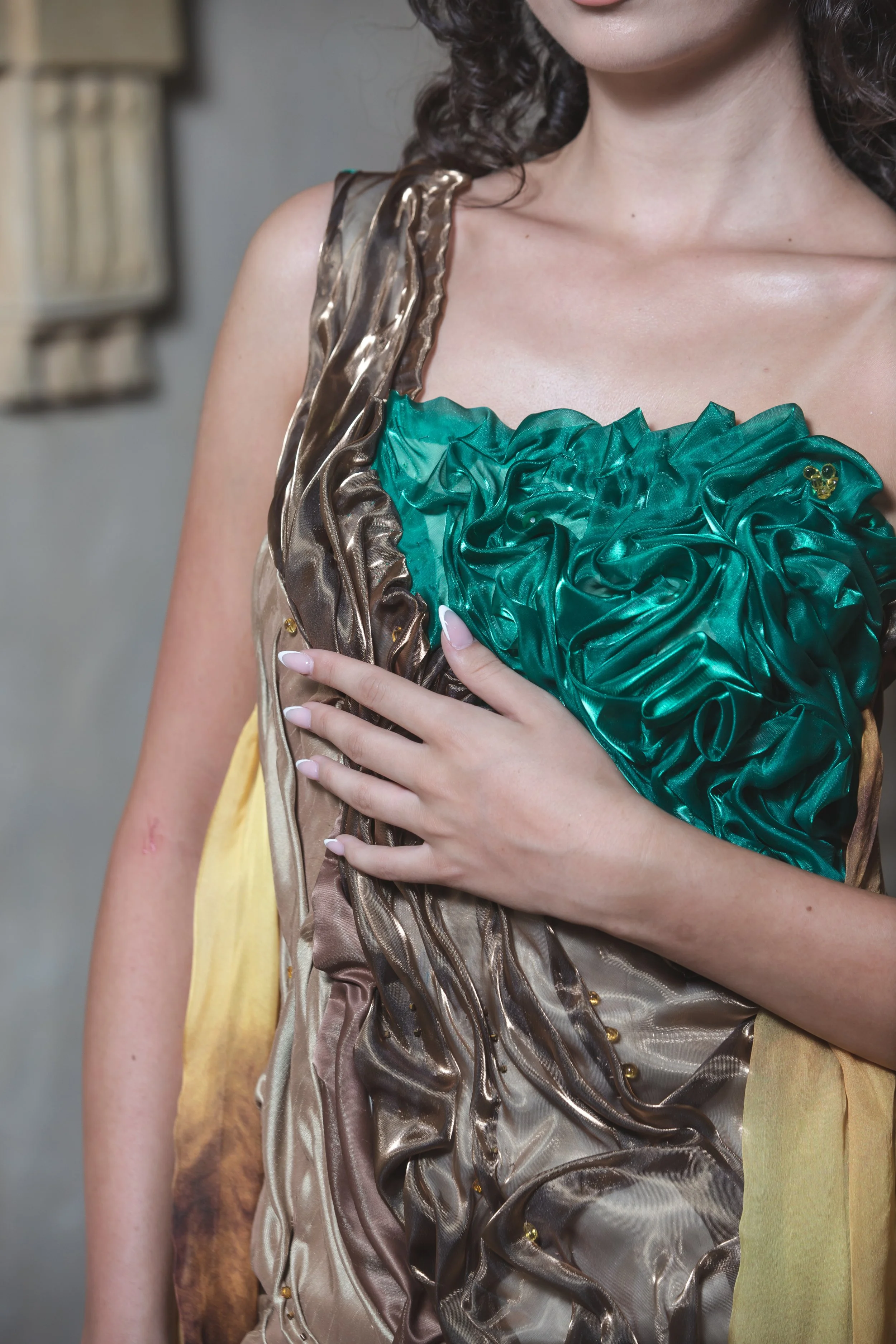 Presentato per la prima volta a DETTO FATTO su Rai2 nel 2016 il tubino è costituito da drappeggi realizzati con shantung marrone chiaro, organza marrone cangiante e verde cangiante. 
Con questi colori e forme ho voluto rappresentare la terra, l’eleme