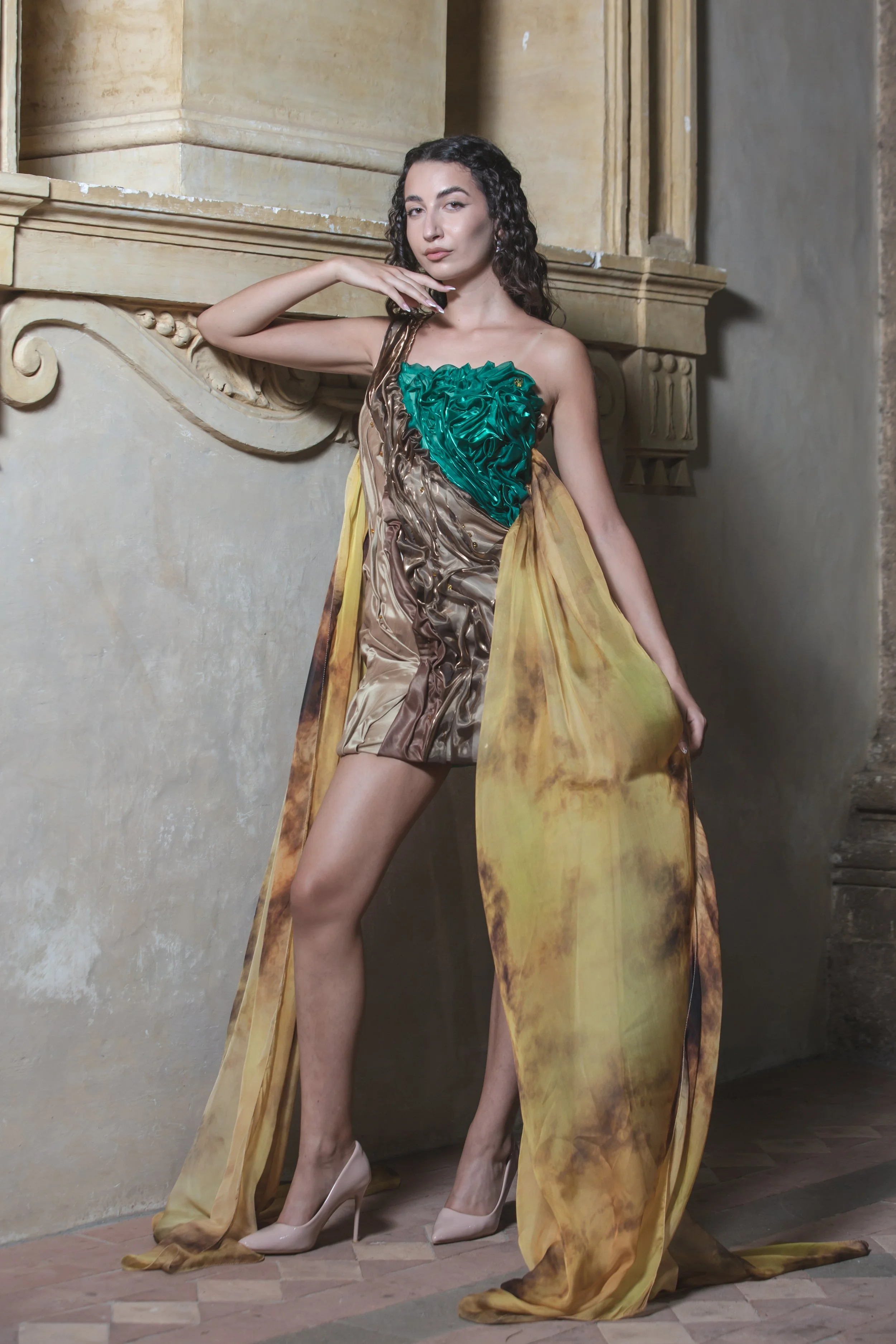 Presentato per la prima volta a DETTO FATTO su Rai2 nel 2016 il tubino è costituito da drappeggi realizzati con shantung marrone chiaro, organza marrone cangiante e verde cangiante. 
Con questi colori e forme ho voluto rappresentare la terra, l’eleme