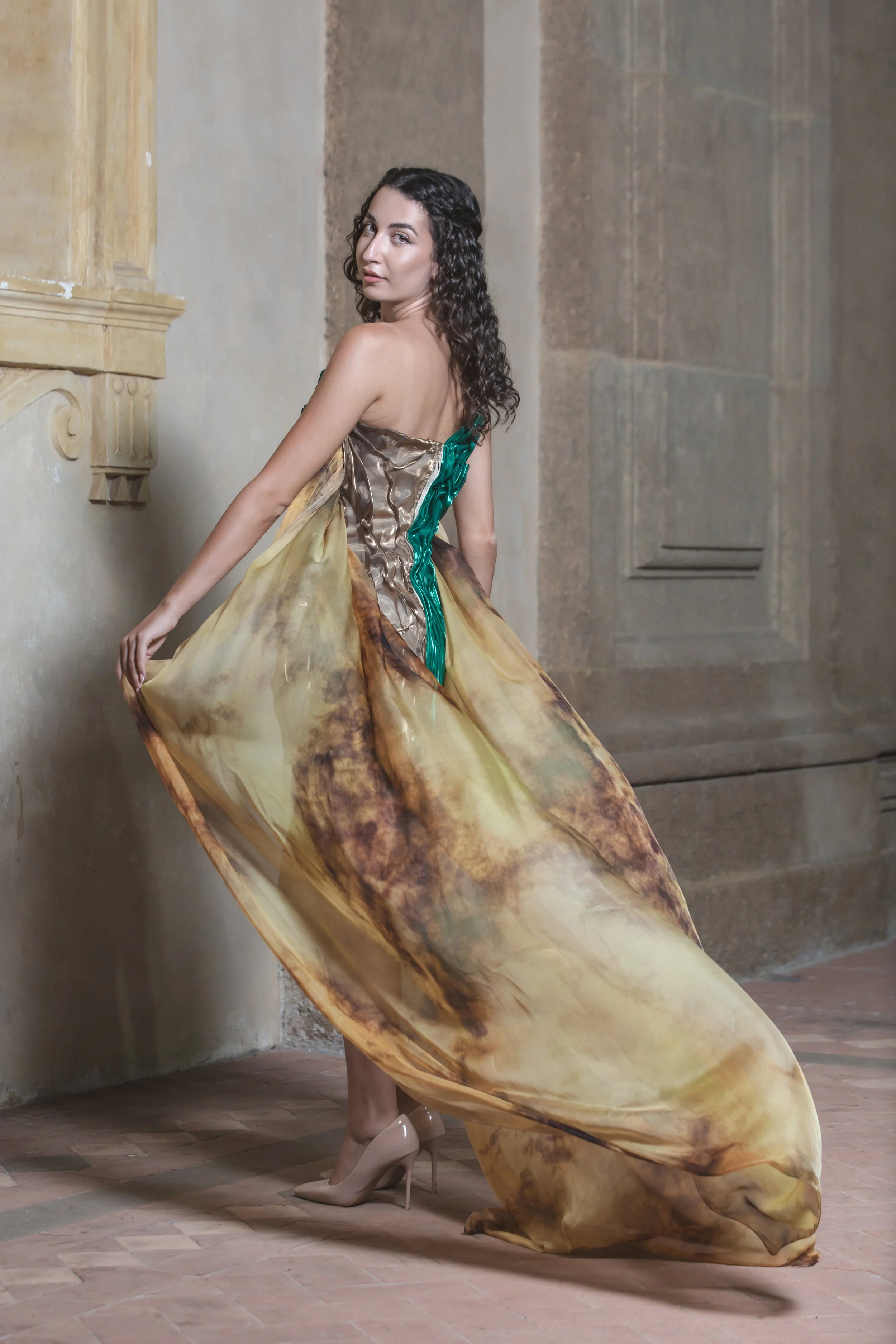 Presentato per la prima volta a DETTO FATTO su Rai2 nel 2016 il tubino è costituito da drappeggi realizzati con shantung marrone chiaro, organza marrone cangiante e verde cangiante. 
Con questi colori e forme ho voluto rappresentare la terra, l’eleme