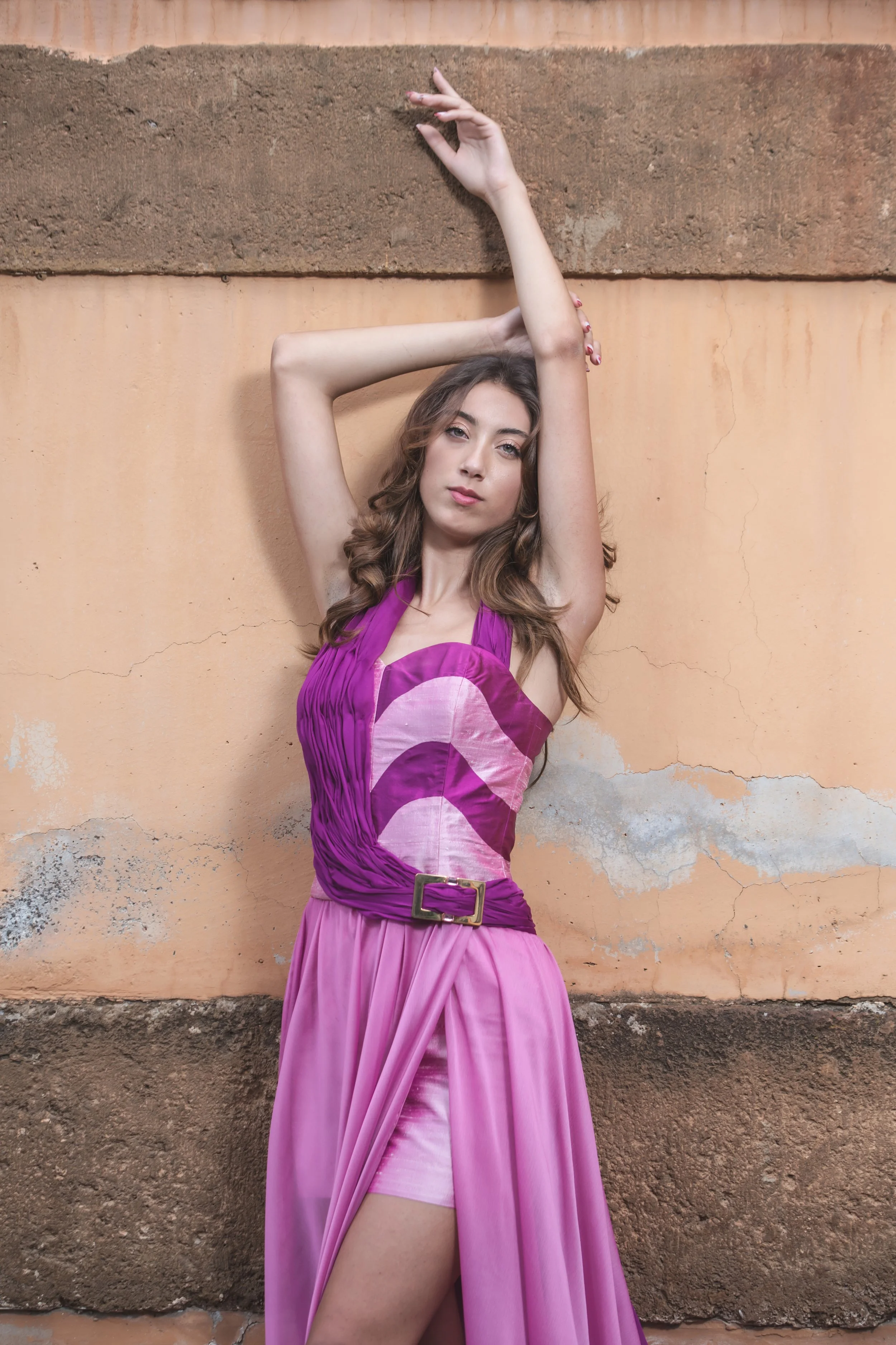  Abito ispirato all’attrice Ingrid Bergman composto da corpino realizzato in shantung rosa e prugna con drappeggio laterale che circonda la vita  realizzato a mano in chiffon prugna, fermato in vita da una fibbia dorata con strass rosa. .gonna in chi